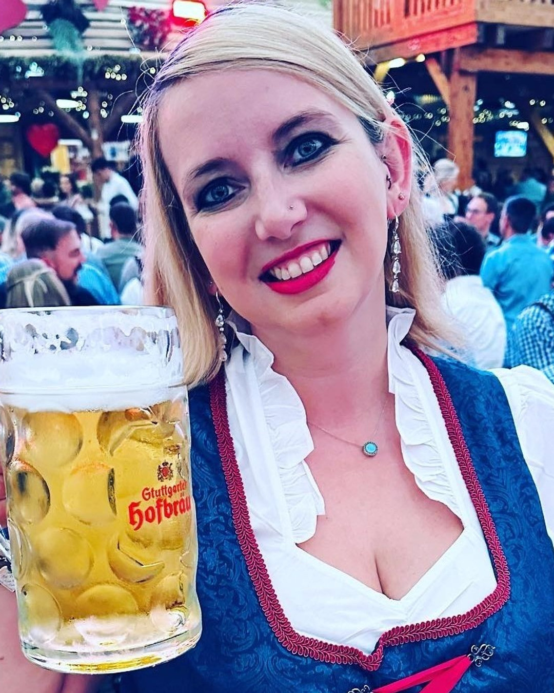 Germany weekend getaway? Say no more. Despite temporarily losing my luggage in transit, my fall weekend was full of fun. I got to see some old friends, sample a ton of German beer, fill up on carbs via pastries and schnitzel, and see a 19th century Prussian castle. https://wix.to/g3FhBJ2 #Volksfest #FriendReunion #JourneyJenn #ExploreGermany 🍻🇩🇪