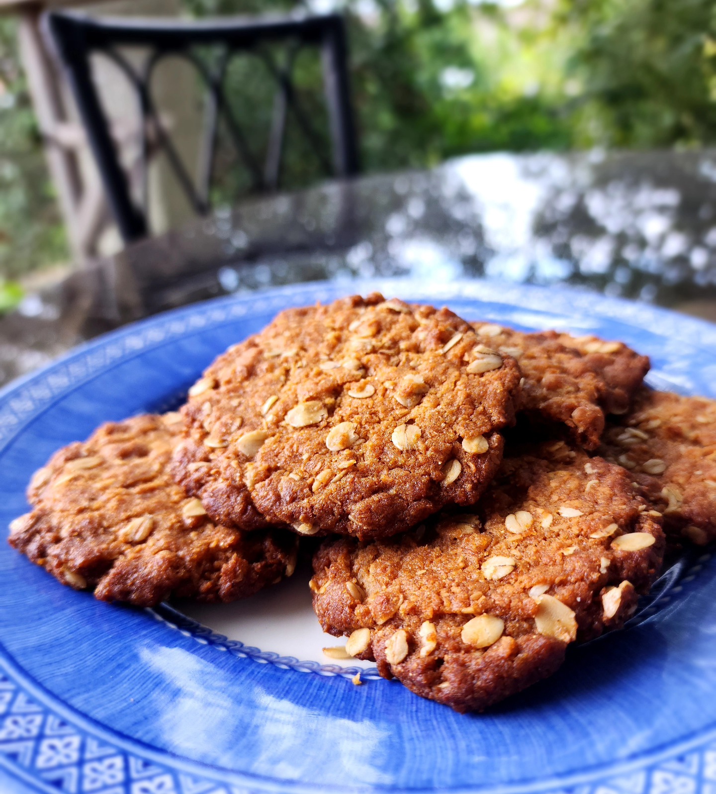 🎄 De gezelligheid van kerst komt dichterbij, en dat betekent… koekjes bakken! 🍪
De keuken is nu mijn favoriete plek, waar ik volop bezig ben met het testen van verschillende koekjesrecepten voor de Suikerbekkie kerstbox. Het is echt een feest om met al die smaken en texturen te spelen! Eén van de koekjes die ik aan het proberen ben, is het ANZAC koekje. Deze knapperige lekkernij heeft een heerlijke boterige smaak met een vleugje zoetigheid en de rijke textuur van havermout en kokos.
Dit koekje heeft zelfs een bijzondere geschiedenis, want het werd oorspronkelijk gebakken door geliefden van Australische en Nieuw-Zeelandse soldaten tijdens de Eerste Wereldoorlog, omdat het perfect was voor de lange reis naar het front.
Of het ANZAC koekje een plekje krijgt in de kerstbox? Dat blijft nog een verrassing! Ik ben nog volop aan het proeven en selecteren om de lekkerste combinaties samen te stellen. Ondertussen is mijn familie de officiële koekjestesters geworden—ze klagen niet, maar hun broeken beginnen wel wat strakker te zitten! 😄
Blijf zeker volgen voor meer updates en een vleugje feestdagensfeer! 🎅🏼✨
#SuikerbekkieTraktaties #BakkenMetLiefde #Kerstkoekjes #FeestdagenVoorpret