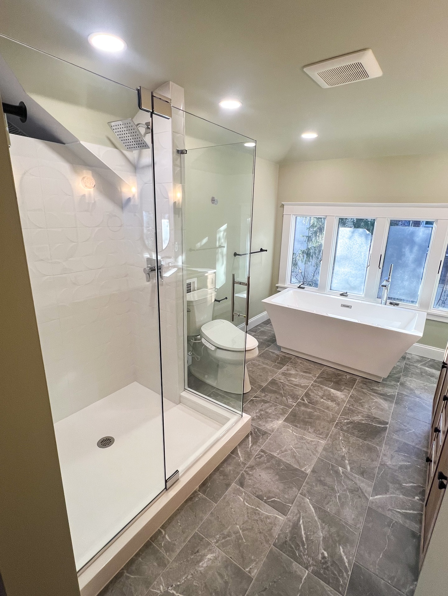 Three showers, three moods: crisp white with a full-height panel, stone and pebble with matte black hardware, and a marble moment with a slim swing door. Different layouts, same goal—frameless clarity that lets the tile and light do the talking
#bathroomdesign #bathroomremodel #showerdesign #showerglass #framelessglass