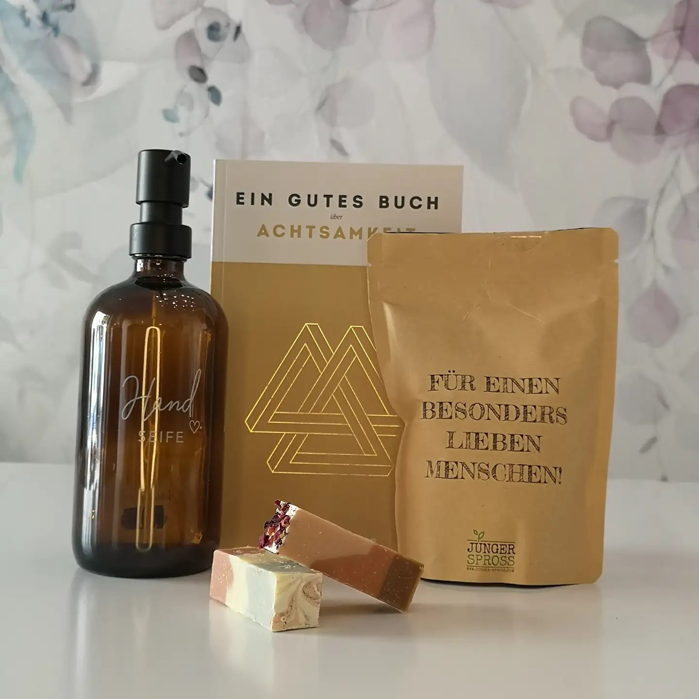Achtsamkeit, Nachhaltigkeit, die Liebe zu einem selbst... zu anderen... zur Natur... kennen keine Begrenzungen. Und es ist Zeit altem Denken durch neue Konzepte ein schöneres Leben einzuhauchen. Deswegen gibt es im Store unter anderem tolle Bücher für Groß und Klein, Papeterie mit Herz, Pflanzbeutel für ein außergewöhnliches Leben der grünen Mitbewohner und Kosmetik, die unsere Gesundheit und unsere Natur lieben.
Kommt vorbei und entdeckt euch neu
#allerleileben #conceptstore #zwickau #gemeinsamregionalnachhaltig #wirsindzwickauer #Stilplan_raumdesign #lyrichandmade #zauberhaftesbytina #sobeliebt #ledertreter #dimgo #jungerspross #eulenschnitt #tantefine #spicenerds #undnochvielmehr