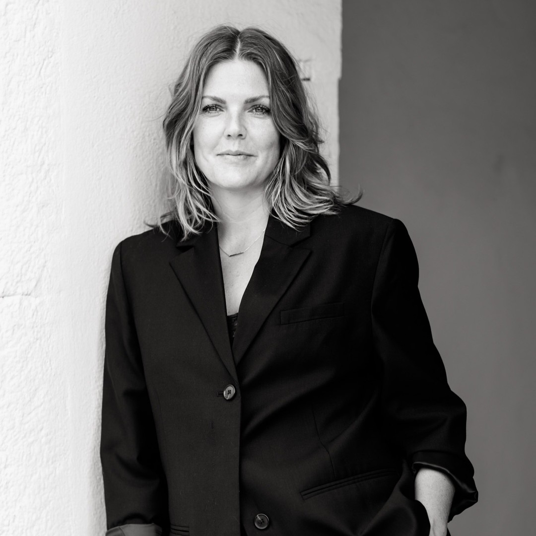 Kul med flera nya följare!
Jag tänker att jag presenterar mig igen (+ att jag har nya fina bilder tagna av @lumeahphotography som jag gärna vill flexa)
Jag är Moa Diseborn. Jag hjälper förvirrade mångmiljonärer mitt i livet att leva ett rikt & lycklig liv på sina egna villkor utan skam och skuld. Farkosten för resan är en metodik som jag arbetat fram under 14 år, Happy & Rich metoden.
När jag gick min internationella coach utbildning för 14 år sedan lärde jag känna flera internationella, finansiella rådgivare. På den vägen kom jag att coacha extremt rika personer i Storbritannien och specialiserade mig på att guida personer som fått sudden wealth/ sudden money.
Det som slog mig när jag träffade alla dessa människor var att de allra flesta aldrig riktigt landat i sin förmögenhet och endast jämförde sig med andra som hade mer pengar. Det blev startskottet till Happy & Rich metodiken. Det är nu mera en beprövad metodik som hjälper sig att gå från skuldtyngd, förvirrad och stressad till lycklig & rik. Ett liv som du lever ”by design” där du kan säga:
🎯Det här är vad jag vill
🎯Det här är den typ av relationer jag vill ha
🎯Det här är den person jag vill vara
🎯Den här livsstilen vill jag ha och passar just mig
🎯Detta är den legacy jag vill lämna efter mig
När du har ett klart svar på punkterna ovan och lever i linje med dem har du en livsplan på riktigt och har skapat goda förutsättningar för ett Lyckligt & Rikt liv.
Vart du skall börja din resa? Programmet Livskompassen såklart! Skriv ett Dm så skickar jag en länk.