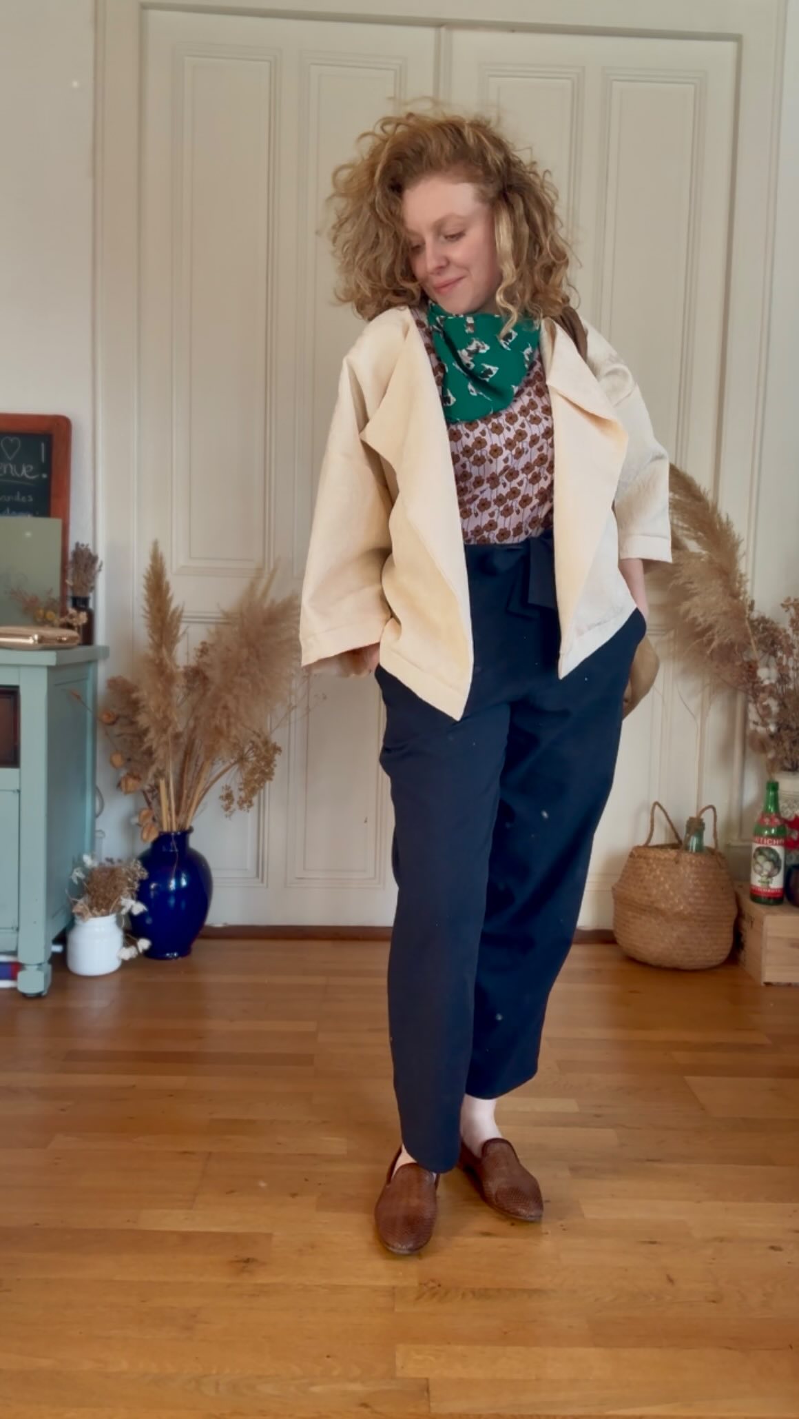 Tu ne le sais pas encore, mais ton indispensable, c’est le foulard Carmen 🤫!
Il complétera ta tenue, afin de créer ta propre signature.
Pour moi, le foulard est un accessoire qui donne du caractère à ton style, il peut être le point final qui change tout.
Si tu veux découvrir nos foulards Carmen, ils sont en ligne 🫶🏻 !
Et toi, dis-moi en commentaire, tu portes des foulards 😏 ?
#fashionstyle #atelierpiny #slowfashion #foulard #fashionaccessory