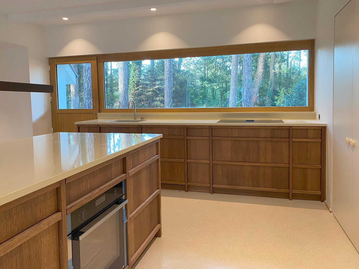 Cuisine en bois dans les pins 🌲#architecture #architectureinterieure #cuisinesurmesure #cuisine
Cuisiner dans les arbres! Le rêve… et encore plus avec des clients sympas comme S&G