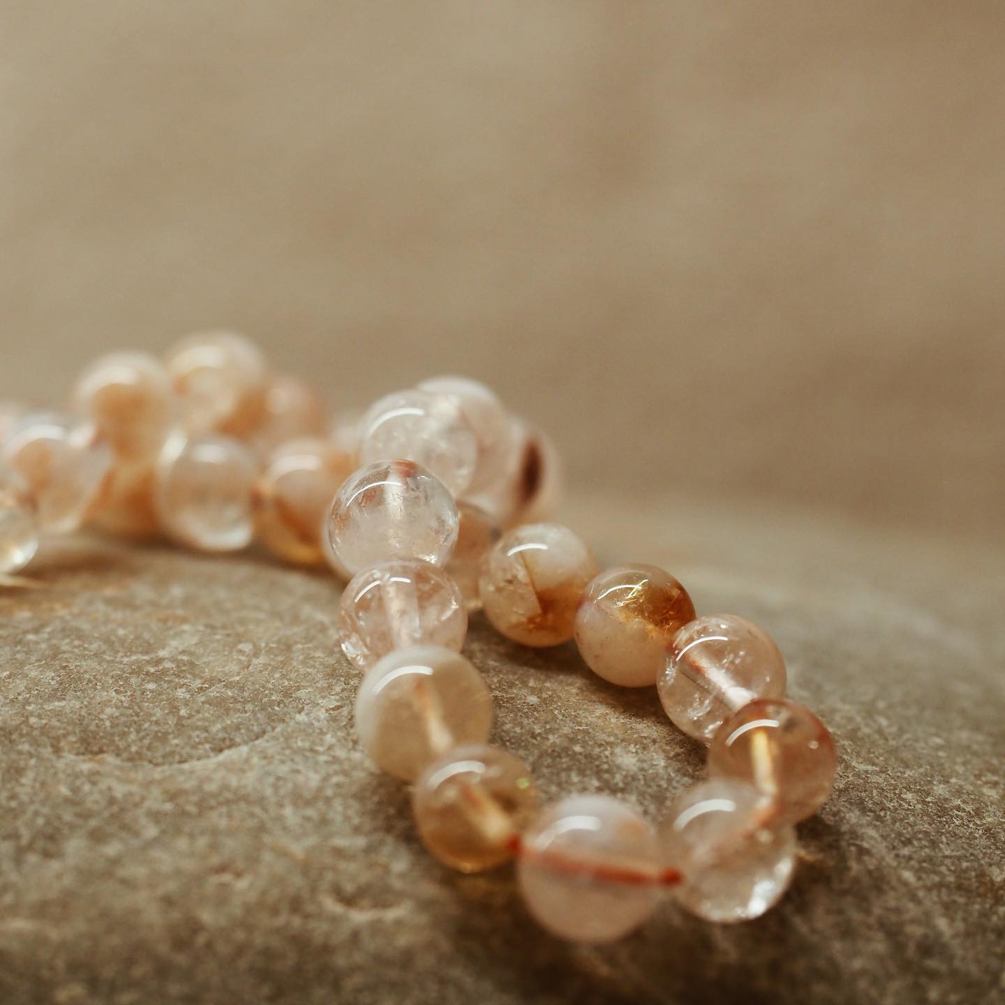 Citrin ist dein natürlicher Stimmungsaufheller. Er schenkt dir Lebensfreude und stärkt dein Selbstvertrauen um deine Individualität zu leben.
Matra:
„ Ich stehe für mich und meine Bedürfnisse ein, weil ich mich liebe.“