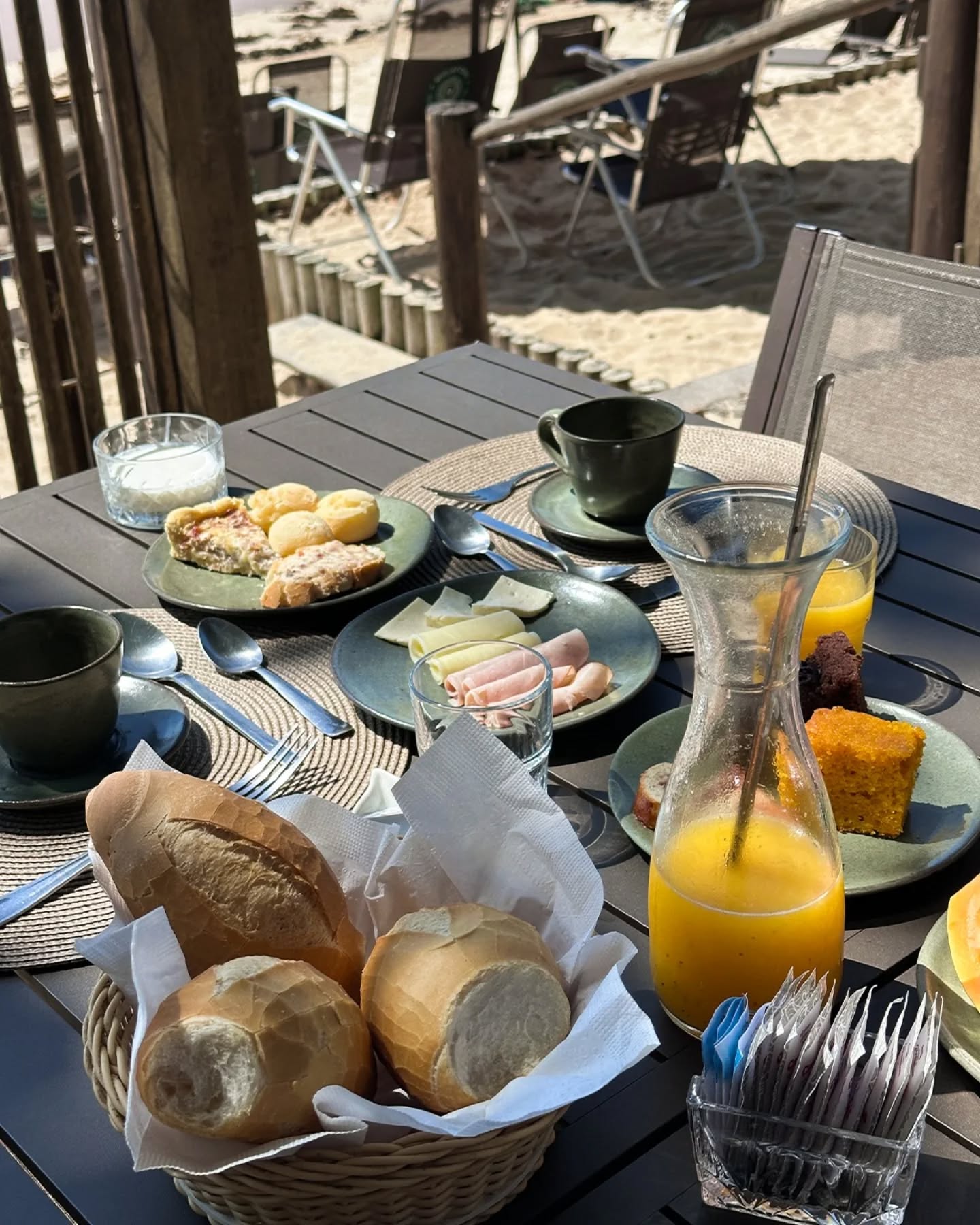 Nada supera um café da manhã completo, com frutas frescas e pães artesanais, para começar o dia com a energia que Arraial d’Ajuda pede. ☕
.
.
#clubdepraia #rigatoni #beachclub #destinosbrasileiros #reveillon2026 viagem arraial portoseguro verao2026 arraialdajuda ba