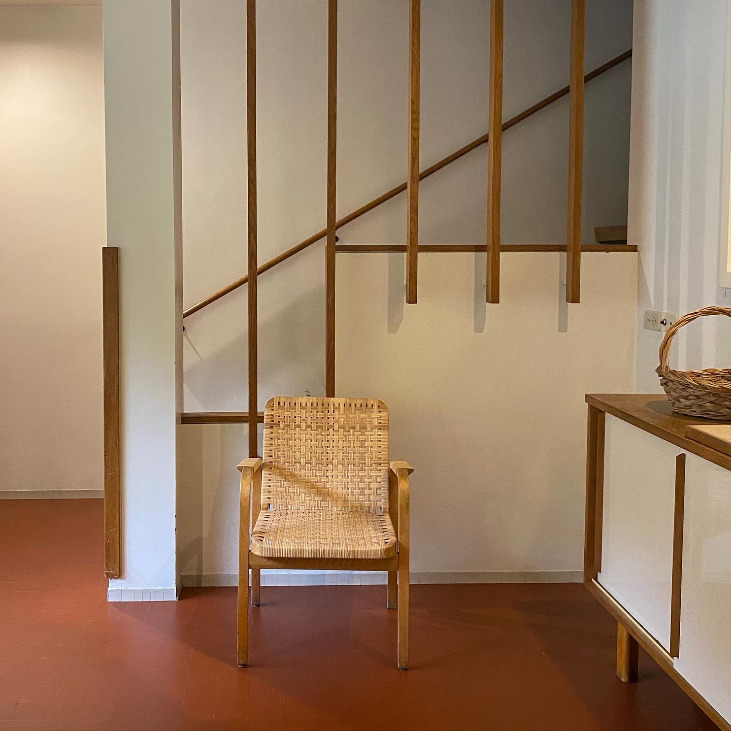 #maisonlouiscarre #grèsrouge #bois