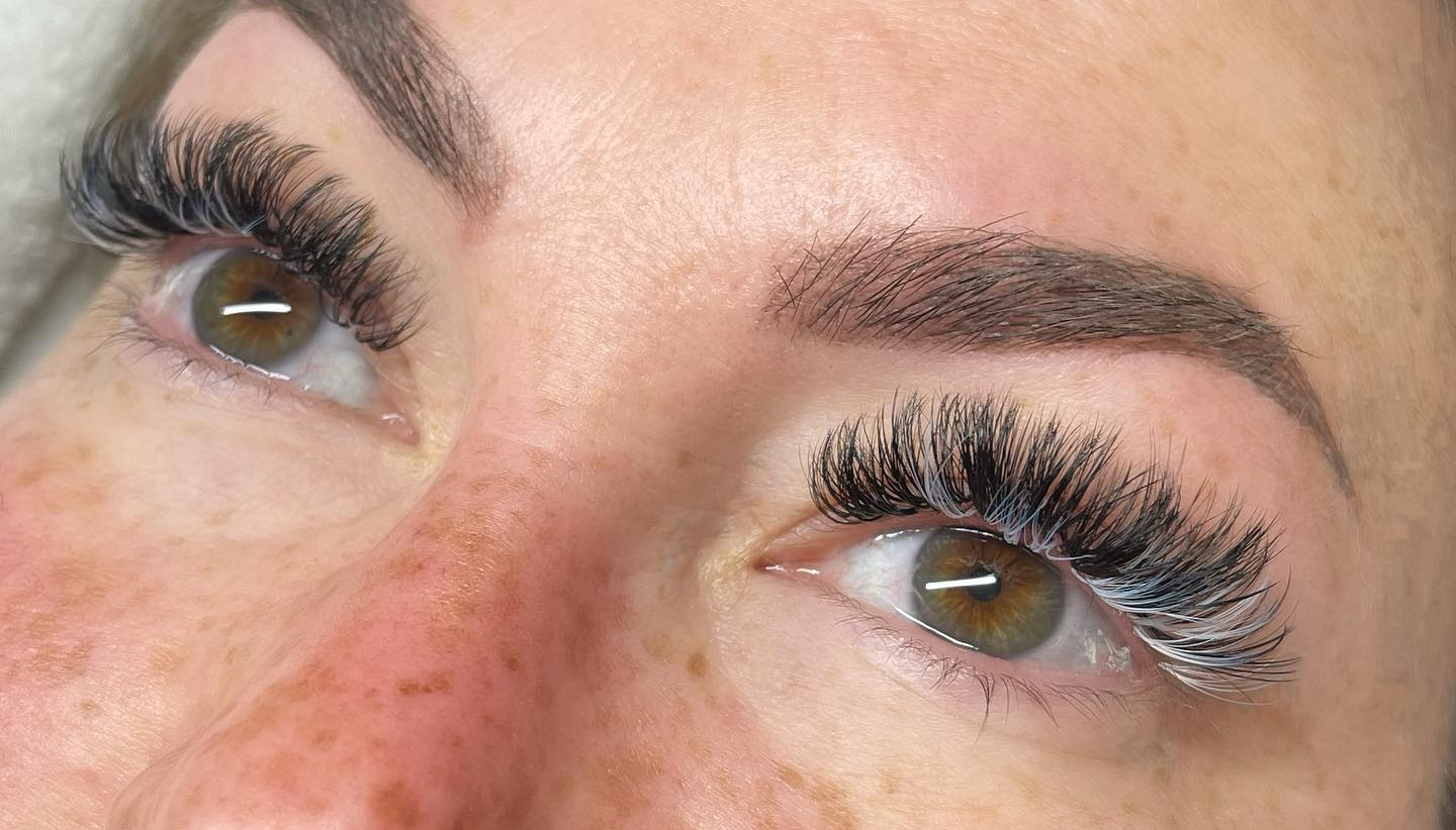 Just a pop of white! 🤍
.
.
.
.
#volumelashes #lashextensions #volume #lash #lashes #coloredlashes #megavolumelashes #megavolume #lashboss #scottsdalearizona #lashartist #esthetician #lovemyjob