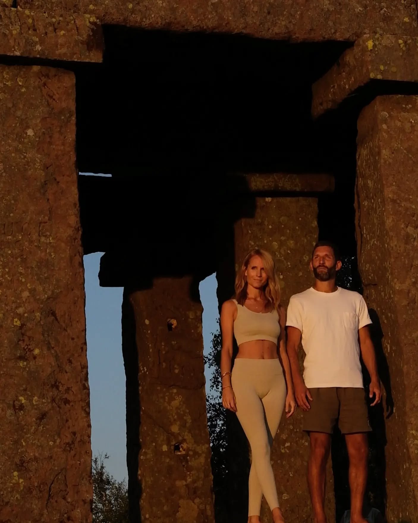 La roue continue de tourner,
Il n'y a aucune fin,
Nous sommes prêts à prendre une nouvelle plume,
Et dessiner ensemble,
Les jolies pierres d'un nouveau chemin...
#ozamestudio #maisonholistique #yogaspirit #schoolofecstasy #flowyoga #yoganancy #holisticmedicine #immersivexperience