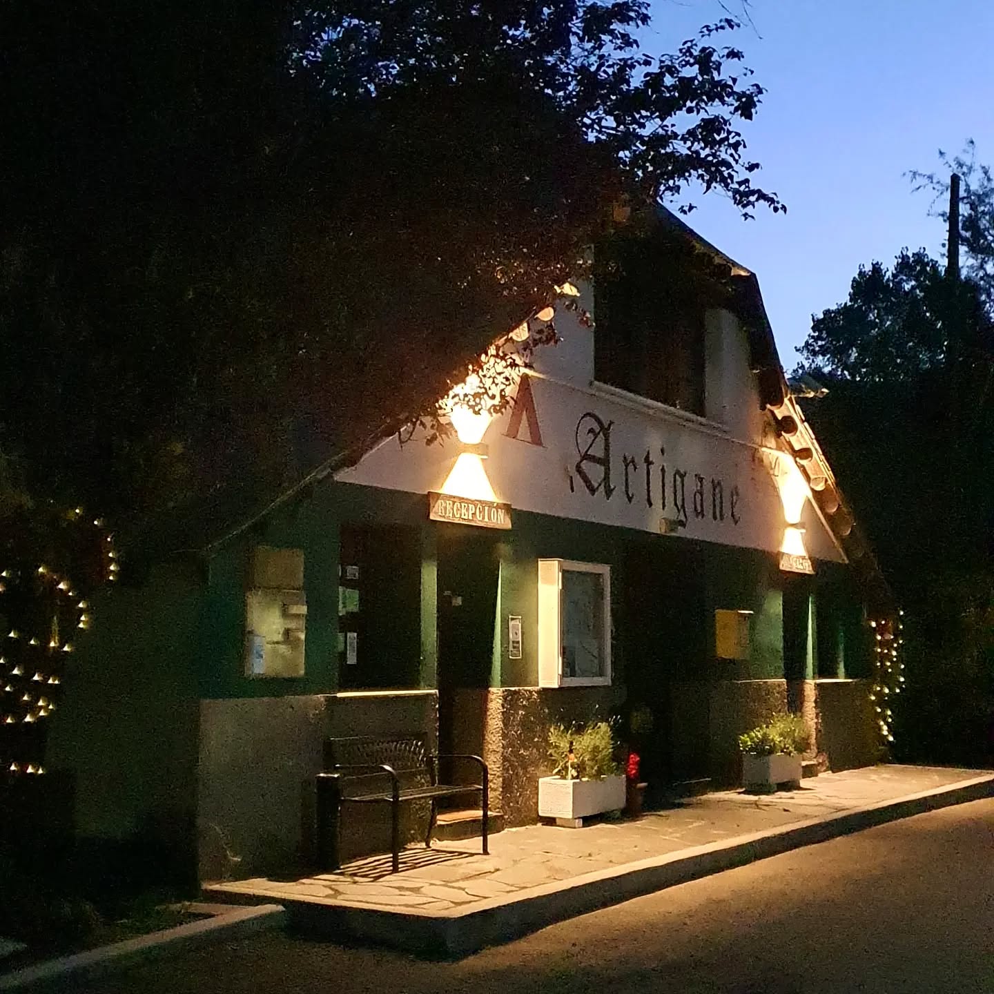 Night 💞 verano 2022.
#valdaran #campingscat #campingscatalunya #occitania #igercampistas #camper #campervan #camperlife #camperlifestyle #campervans #verano #verano2022 #montaña #turismodemontaña #pyrenees #europetravel #europetrip #europe_vacations #europe_catalonia #europedestinations #glamping #traveltheworld #maratonmolieres3010