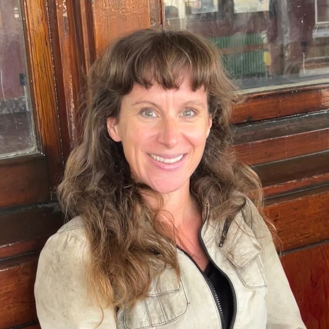 Uiteindelijk wil iedereen gezien worden voor wie die werkelijk is. Alleen als dit eerder in je leven niet altijd het geval was – wat voor de meeste volwassenen geldt – kan het tegelijkertijd heel beangstigend zijn.
Echt gezien worden voor wie je bent, gebeurt op een diepere energetische laag dan het mentale. Dat is niet omdat iemand dat tegen je zegt. Maar zoiets ervaar je in je lichaam. In mijn beleving voelt dat minstens zo spannend als dat het fijn voelt.
Authenticiteit is de grootste magneet om de juiste mensen aan te trekken.
Maar als jouw authenticiteit sterker is dan andermans façade dan ben je ook een grote bedreiging.
De angst om volledig jezelf te zijn wordt volgens mij binnen de wereld van therapie en spiritualiteit zeer onderschat. Ik ben op mijn pad van bewustwording weinig ‘leraren’ tegengekomen die dit belichamen en uitdragen. Spiritueel/verborgen narcisme viert tegenwoordig hoogtij. Of het was er altijd al, maar het wordt steeds meer zichtbaar.
En daarmee is het tijdperk van goeroe’s verlopen 🥳
#waarheid #divinefeminine #divinefeminineenergy #authenticity #authenticiteit #heling #angstvoorafwijzing #newera #newearth