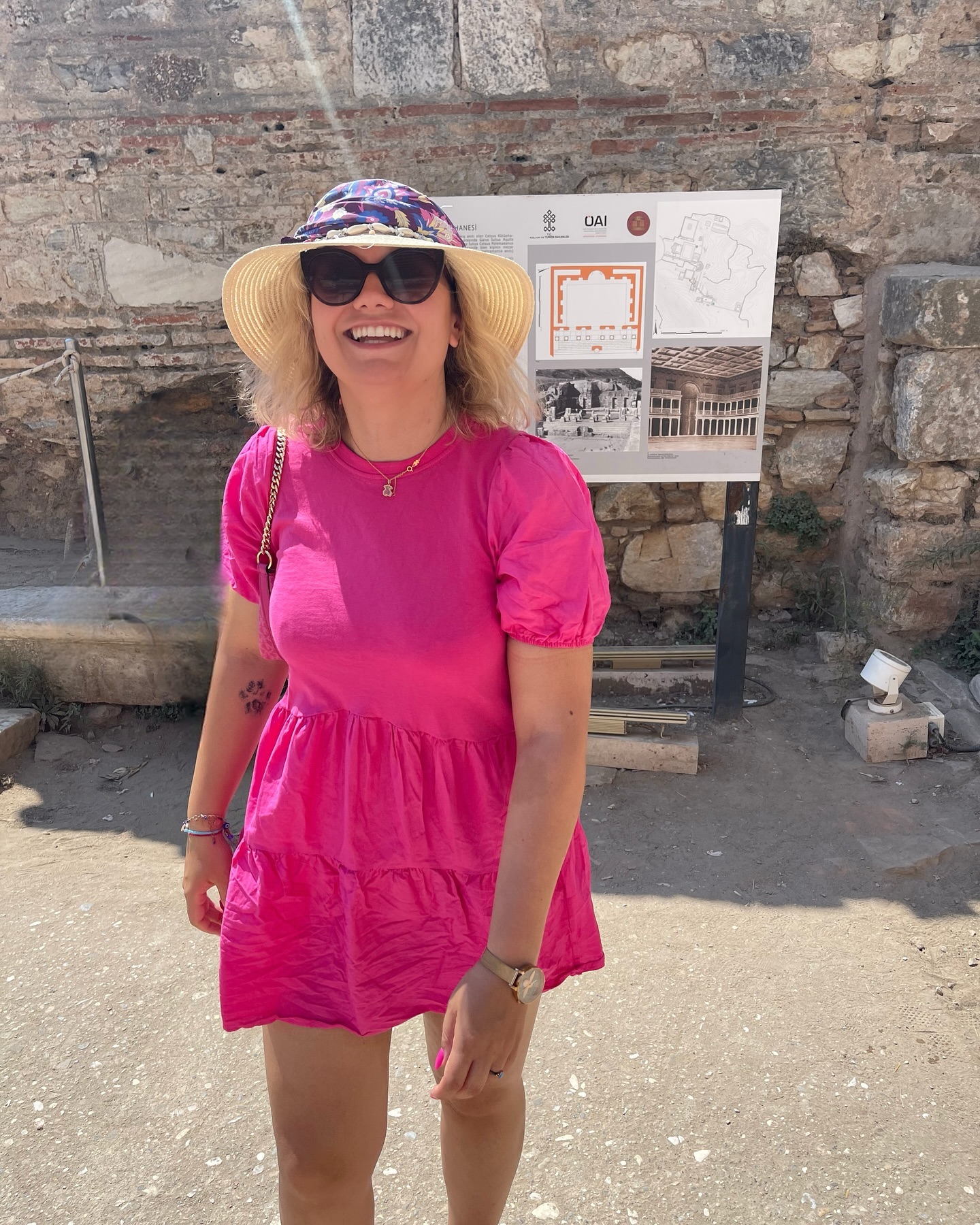 A happy pic to celebrate two days of summer in London #thewinnertakesitall 😙
#uk #london #summer #turkiye #happiness #afterhours #holiday #summerholidays #polishgirl