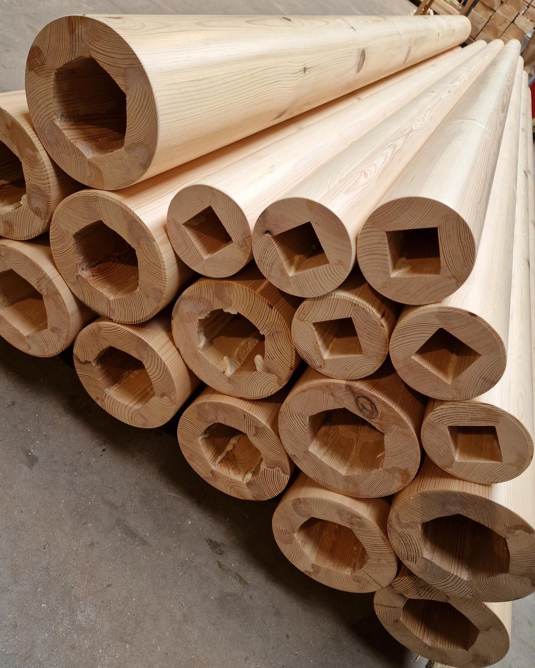 Ronde, holle houten kolommen als duurzaam alternatief voor staal en beton?
Daarvoor ben je bij ons aan het juiste adres!
Wie kiest voor een constructieve houten kolom, kiest niet alleen voor schoonheid, warmte en stijl, maar maakt eveneens een duurzame en ecologisch verantwoorde keuze.
De grijze energie van beton en staal (dit is de totale hoeveelheid benodigde energie voor een materiaal van productie tot recyclage met inbegrip van verwerking, transport,…) is bij staal 4 keer en bij beton 20 keer groter dan bij hout.
Onze ronde kolommen kunnen constructief en decoratief worden toegepast in zowel interieur- als exterieurprojecten.
Net zoals deze partij tentpalen, die ingezet zal worden als stijlvol en warm alternatief voor aluminium palen in de evenementensector.