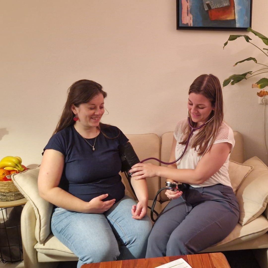 Nadia verwacht in december haar eerste kindje. Haar verloskundige woont dichtbij, dus dan kan de controle best thuis :)