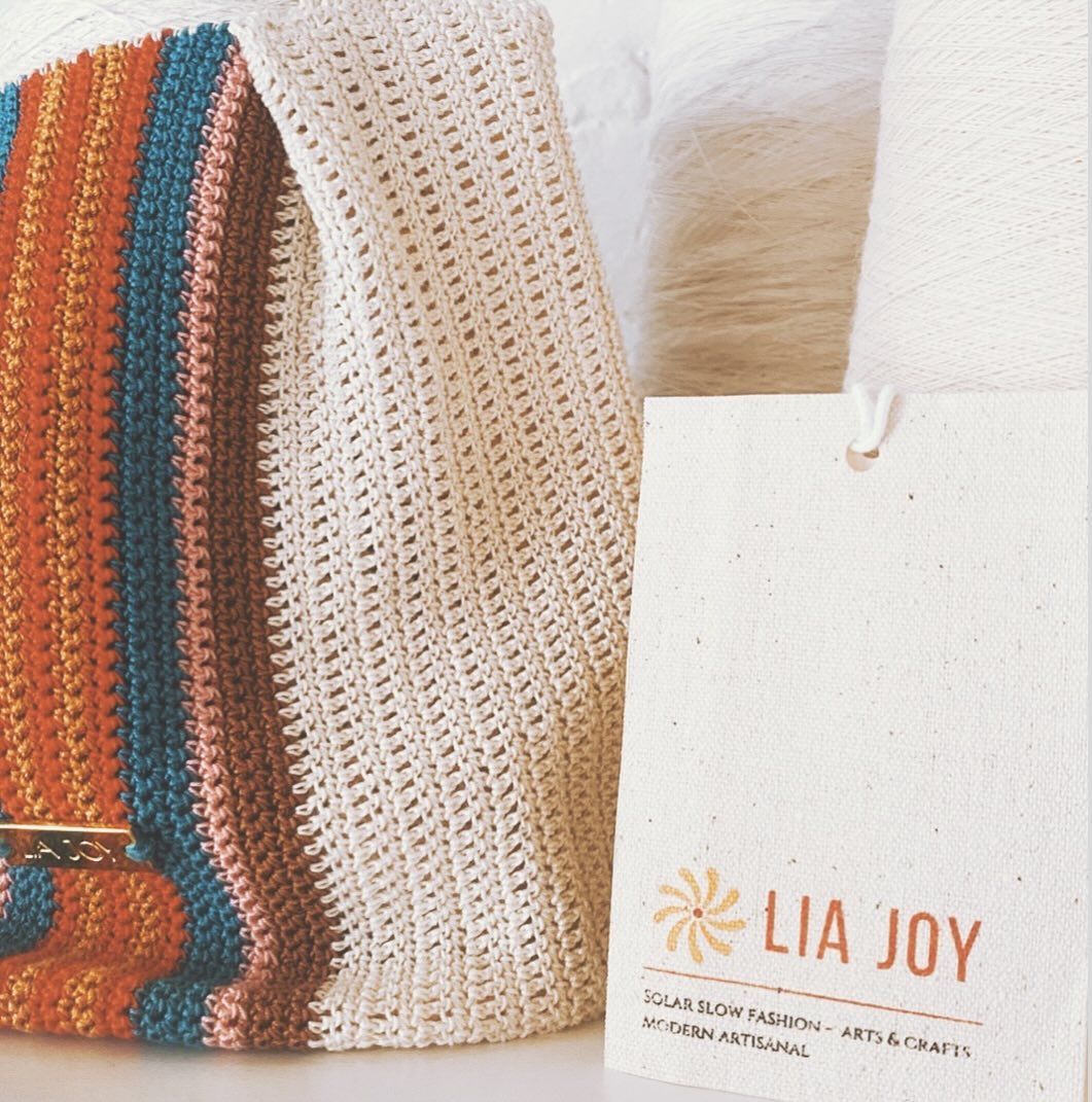BORN FROM THE HANDS
Lia Joy est une collection entièrement faite à la main.
Spécialisée dans la maille et le tissé main.
Chaque matière est minutieusement choisie, naturelle et biologique.
Mes valeurs : Un amour du savoir-faire et de l’artisanat.
Le travail de la main rend chaque pièce unique.