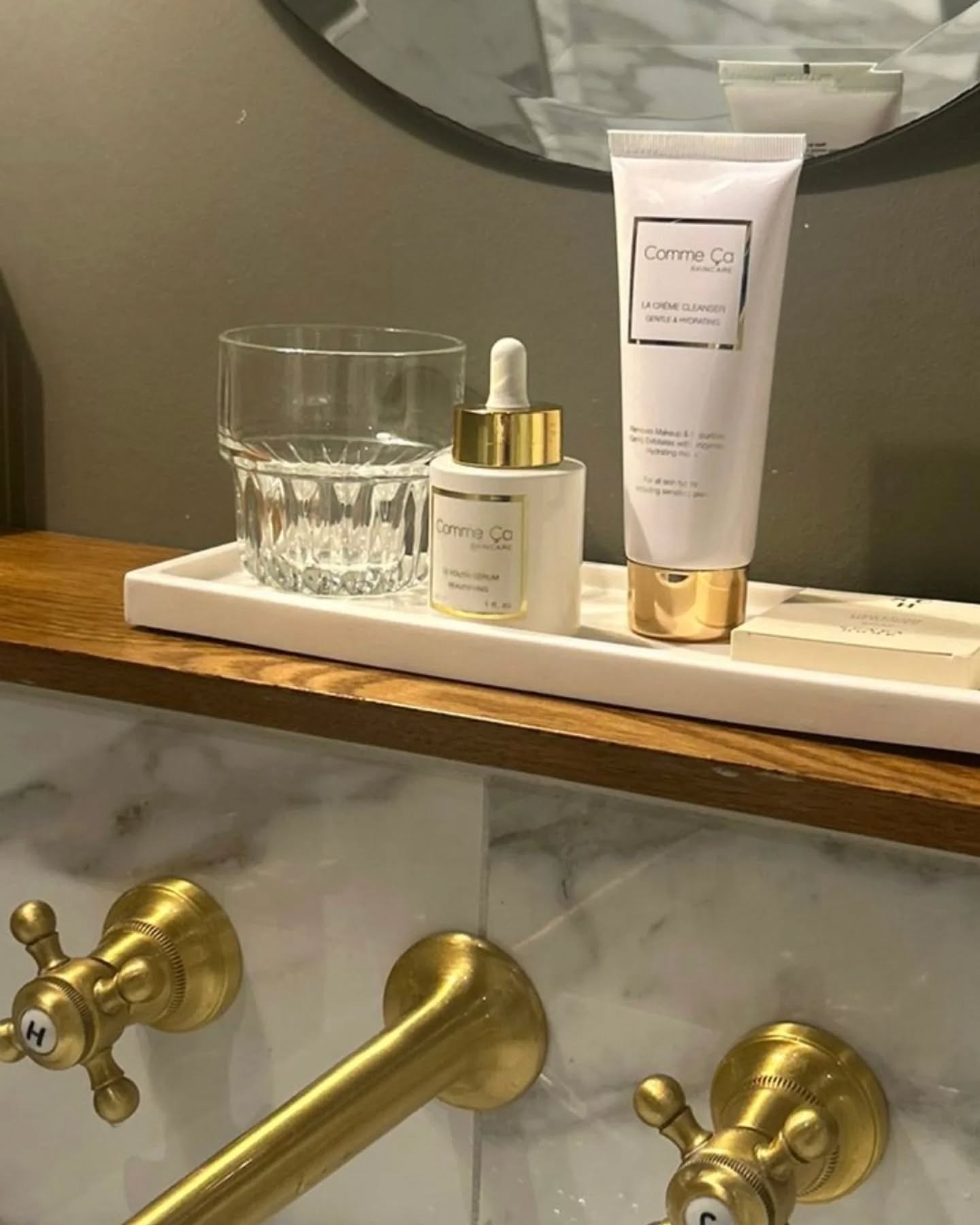 This stunning bathroom setup features our La Crème Cleanser and Le Youth Sérum — the ultimate duo for radiant, rejuvenated skin. Thank you for sharing your serene sanctuary with lovely @rmeeng 🤍