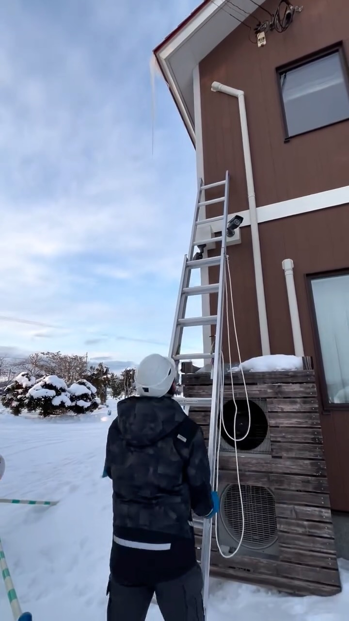 放っておくと、どんどんヤバくなるつらら⚠️
Avoid corners & roof edges — falling snow & icicles are no joke ⚠️❄️
#furano #wintertips #hokkaido #富良野 #北海道