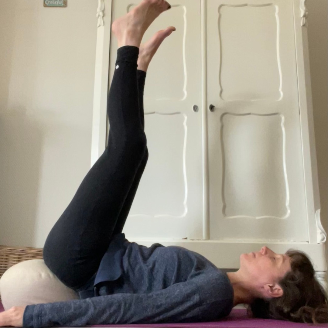 Yin yoga helpt het zenuwstelsel kalmeren.
‘Je kunt niet helen in de situatie waar je gewond bent geraakt.’ Ooit las ik dat ergens. Toen nog niet, maar ondertussen begrijpt mijn lichaam wat ze daarmee bedoelen. Na best veel ervaring op het gebied van heling, al zeg ik het zelf.
Heling van ongezonde hechting, van ouders met psychische problematiek, van het verlies van mijn moeder als kind, van een zelfdoding van mijn vader, van narcistisch misbruik (niet door mijn ouders), van belaging en van onderdrukking. En ik ben vast nog wel wat vergeten. Ik ben niet in de illusie dat alles volledig geheeld is, maar ik weet wel hoe het is om de pijn van deze gebeurtenissen te doorvoelen. En zoiets gaat steeds een laag dieper.
Wat ik vooral heb ervaren is dat je niet op een diep niveau kunt helen als je zenuwstelsel overbelast is. Om echt pijn uit het lichaam te releasen is ontspanning nodig. Even tussen alle drukte door een uurtje (lichaamsgerichte) therapie volgen gaat het verschil niet maken. En is soms zelfs een coping. Been there, done that; mijn vrije tijd vullen met therapie en yoga. En ik maar klagen dat het helingsproces niet snel genoeg ging.
Ik denk dat langere tijd zoveel mogelijk tot stilstand komen de grootste heling geeft. En waar vaak de meeste weerstand zit. En is weerstand nou net de plek waar veel te behalen valt.
Als je lichaam echt kan ontspannen en je niets doet kan er in je systeem juist veel gebeuren. En als je zenuwstelsel overbelast is heeft dat tijd nodig.
Yin yoga helpt bij het activeren van het parasympatisch zenuwstelsel; dat deel wat staat voor rust en herstel. Tijdens de les door de verstilling en verzachting. Maar ook kan regelmatig yin yoga beoefenen helpen om in andere situaties sneller te schakelen tussen het sympathische en parasympatische zenuwstelsel. Zodat je na stress en drukte makkelijker in herstel en rust kan komen.
#yinyoga #heling #zenuwstelsel #stressrelief #parasympatheticnervoussystem #yoga #lichaamswerk #lichaamsgerichtetherapie