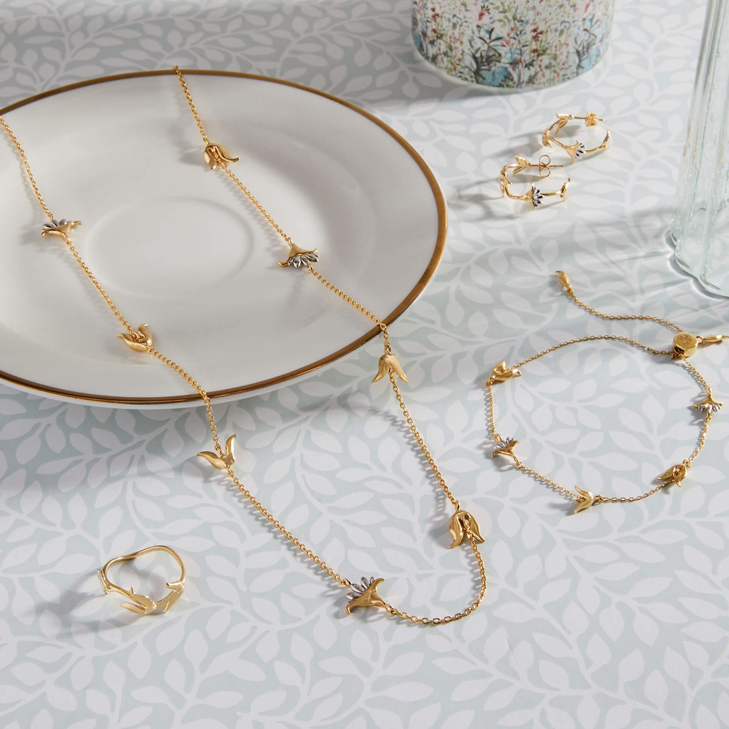 The Laura Ashley collection has been designed to cater for anyone with a soft spot for all things beautiful and treasured. This collection makes a lovely treat for yourself but also a beautiful gift for someone special in your life 🥰
#prhjewellery #lauraashley #lauraashleyjewellery #prettyjewellery #floraljewellery