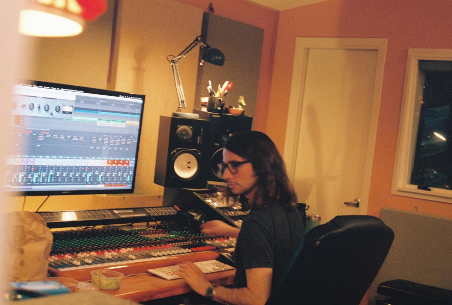 Bonus pic - mixing the @daysofsum_mer album last year. The guac was delish.
📷 @daysofsum_mer
.
.
.
.
.
#daysofsummer #alexandrite #mockingbirdsoundrecordingstudio #mixing #mixingengineer #guacamole #recordingstudio #controlroom #toftatb #ns10 #dentonmusic #dfwmusic #txmusic #35mm #35mmfilm #dentontx #guacandroll