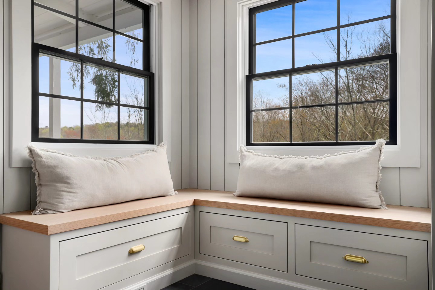 Mudroom bench with a view.
#mudroom #mudroomdesign #millwork #woodwork #luxuryinteriordesign #LuxuryInteriors #luxuryliving #interiors #interiordesign #interiordesigninspiration #interiorgoals #customhomes #storage #renovation #remodel #westchesterliving #houseandhome #homeinspo