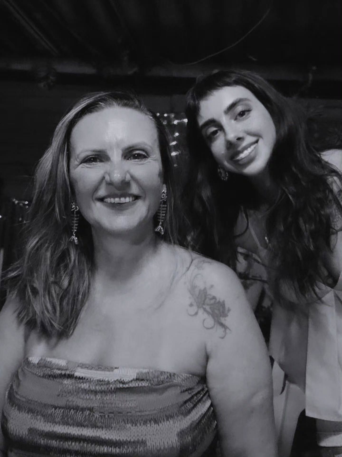 Janeiro foi meio insano, agenda lotada do primeiro ao último horário do dia. Eu juro que tento não entrar nessa espiral, mas quando vejo… já aceitei 47 compromissos, 3 projetos e meia dúzia de “claro, eu consigo”. A cultura produtivista me pega pelo colarinho às vezes.
Mas, curiosamente, mesmo EXAUSTA foi um mês muito bom.
Conquistei coisas que achei que iam demorar bem mais pra acontecer. Veio promoção e muito trabalho. Veio inglês todo santo dia, cérebro fritando, mas ainda assim feliz. Comida organizada, treino pesado, rotina encaixada no modo tetris avançado premium plus.
Só que olhando com carinho, o melhor não foi “dar check” nas realizações. Foi o processo. Foi me priorizar de verdade. Tirar o que não fazia mais sentido. Preencher o dia-a-dia com mais presença, mesmo no meio da loucura. Foi ir atrás do que eu quero sem transformar o caminho num castigo. Foi lembrar que dá pra construir e se divertir ao mesmo tempo (inclusive cansada, suada e às vezes com sono).
Mas também ficou o aprendizado: intensidade demais cobra juros.
Nem tudo que cabe na agenda precisa caber na vida.
E lá se foi o primeiro mês de 2026.
Que fevereiro venha mais gentil, mais respirável e um pouquinho menos “eu dou conta”