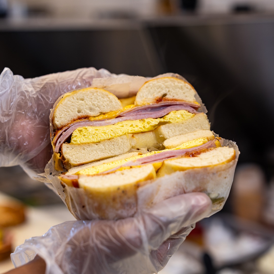 Breakfast is the most important meal of the day.
Start your day the right way with a Taylor ham, egg, and cheese on a fresh bagel. #BagelsonPark 🧀🥯🍳
#bagel #nj #njfood #breakfast