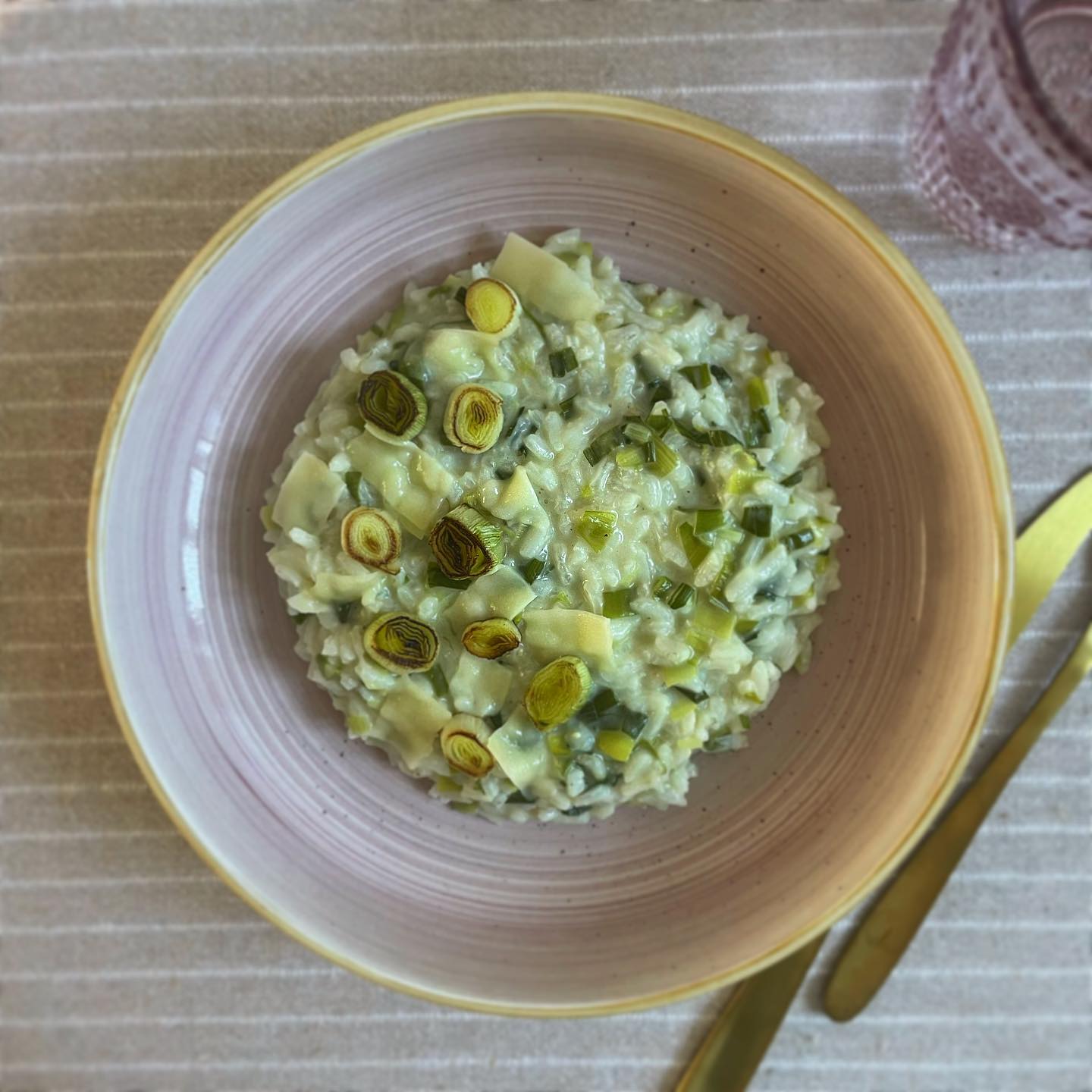🌱🍚 Risotto poireaux parmesans
Hello, aujourd’hui je te retrouve pour recette très réconfortante et douce un risotto super crémeux aux poireaux et parmesans
✨ Les ingredients :
- Huile d’olive
- 200 g de riz à risotto
- 600 mL d’eau chaude (ou 100 mL vin blanc + 500 mL d’eau chaude)
- 1 bouillon cube de légumes (=10g)
- 300 g de poireaux
- 80 g de crème fraiche
- 50g de parmesan
✨ La méthode
- Dans une casserole déposer un filet d’huile d’olive et faire nacrée le riz quelques instants
- Ajouter 300 mL d’eau chaude dans laquelle sera préalablement délayé le cube de légumes(ou 100 mL de vin blanc + 200 d’eau chaude), cuire couvert
- Laver et découper le poireau en petits morceaux et l’ajouter à la préparation
- Quand l’eau bout, baisser le feu et cuire à couvert 10 min
- Au bout de 10 min de cuisson, rajouter plus ou moins des 300 mL d’eau restant en fonction de la cuisson du riz
- Cuire de nouveau 10 min à couvert
- Adapter le temps de cuisson en fonction de l’absorption de l’eau,
- Ajouter la crue et le parmesan râpée, laisser sur le feu 2 à 5 min et servir
•
🌾 Elodie Bernard Diététicienne Nutritionniste
✨ Consultation à Angers, Jallais et à distance
🌙 17 rue de Chantilly 49000 Angers
🍋 elodieb.diet@gmail.com
🌻 hellorecettediet.fr
☀️prise rdv Doctolib
•
#recette #recettefacile #recettemaison #manger #mangermieux #mangerbien #alimentation #alimentationvivante #alimentationsaine #mangersainement #mangersain #alimentationintuitive #rissoto #poireaux #recettevegetarienne #vegetarian #vegetarien #dietetique #diet #dieteticienne #nutrition #nutritionniste #angers