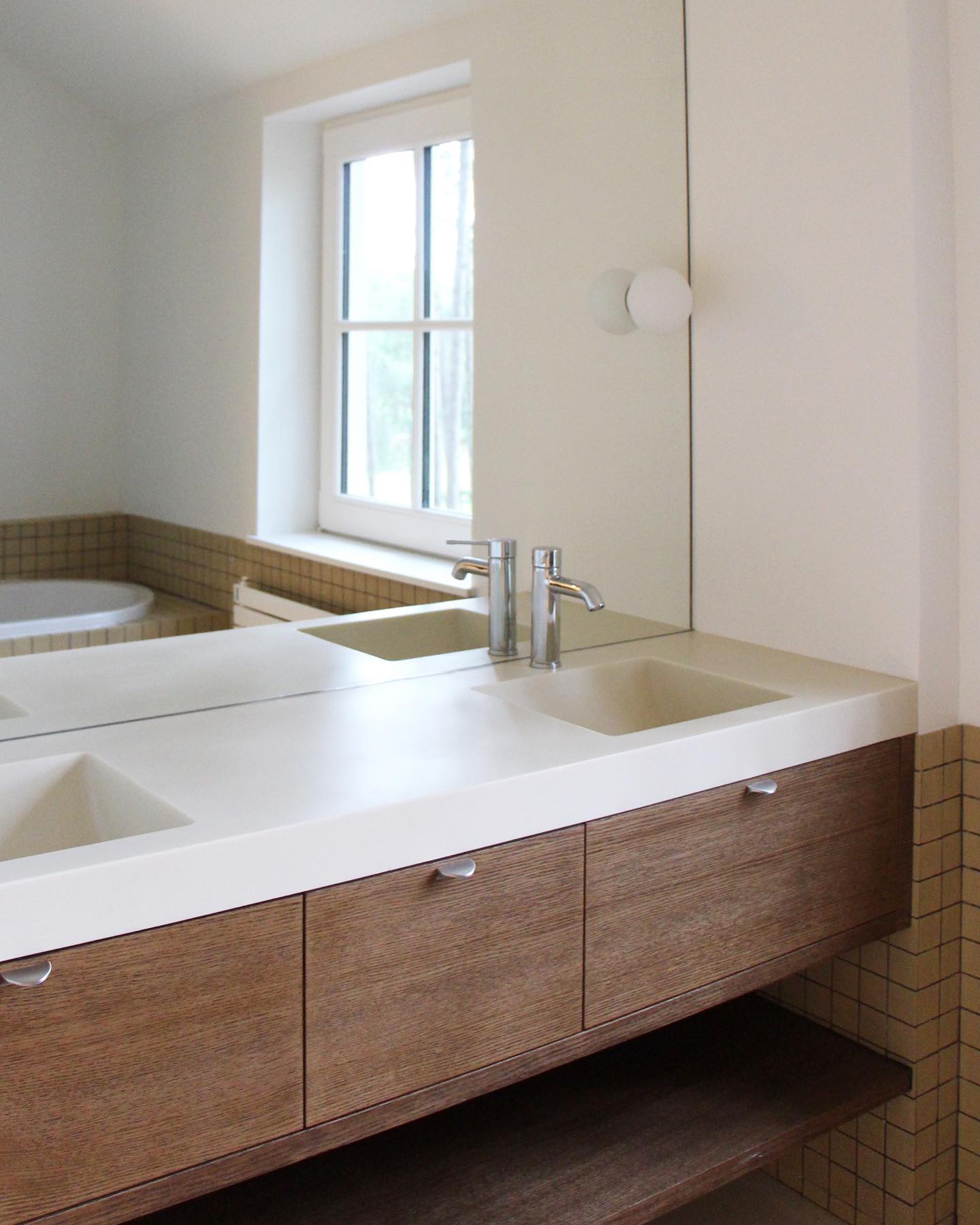 Et voici la vue de l’autre côté. Plutôt sympa de prendre son bain en regardant le spectacle de la nature.
#meublesurmesure #meublevasque #salledebain #architecureinterieure #salledebainenfant
@villettaz__agencement
@kerrockfrance
@sol_utions
@winckelmanstiles_official
Avec @jeancharles.giardina