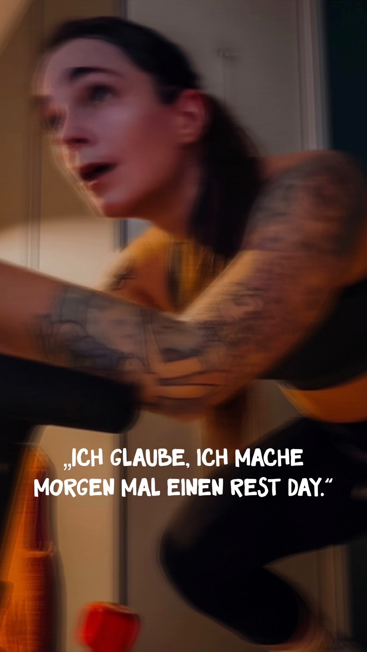 „Ich glaube, ich mach morgen mal einen rest day.“
Mein Körper: erledigt.
Mein Kopf: leer.
Meine Garmin: ‚Trainingszustand: Erholung.‘
Und da merke ich wieder:
Uhren messen Puls. Schritte. Zahlen.
Aber sie messen nicht, wie sehr du dich überwunden hast.
Nicht, wie voll dein Tag war.
Nicht, wie viel du gerade trägst.
Manchmal sagt ein Gerät: Da geht noch mehr.
Aber dein Körper sagt: Es reicht.
Und vielleicht geht’s genau darum:
Weniger auf Messwerke hören –
und wieder mehr auf das, was wirklich mitmacht.
Dein Körper. Dein Nervensystem. Dein echtes Leben.
Pause ist kein Aufgeben.
Pause ist Teil davon, dranzubleiben.
Pause ist Wachstum. ✨
@denise.madeleine.mueller
GARMIN
TRAININGSZUSTAND
HUMOR
SELBSTFÜSORGE
PAUSEN
REST DAY