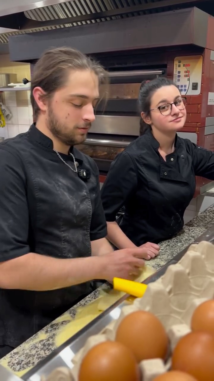 Entre la salle et la cuisine,
c’est pas une guerre…
c’est une tradition 🤌
Et tout le monde est d’accord sur une chose :
que le client mange bien !
#restaurantitalien #cuisineitalienne #serveurs #azaylerideau #bourgueil #ligré #lilebouchard #richelieu #saumur