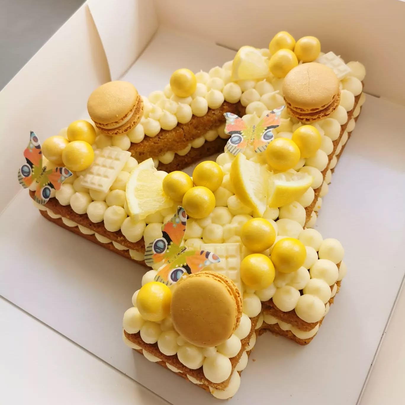 Number cake. Pastel número 4 de zanahoria relleno con crema de queso, decorado con macarons, limones y cereales. Mariposas también comestibles.
Sólo por encargo via WhatsApp o mail.
#numbercake #pasteldenumeros #pastelcumpleaños #pastelpersonalizado #indicakesbcn #pastelessitges #pastelesporencargo #pastisdossantperederibes #pasteleriacreativa #birthdaycake #pastisseriasitges #pastelesbarcelona #pastissospersonalitzats #nofondant #numero #numerocuatro