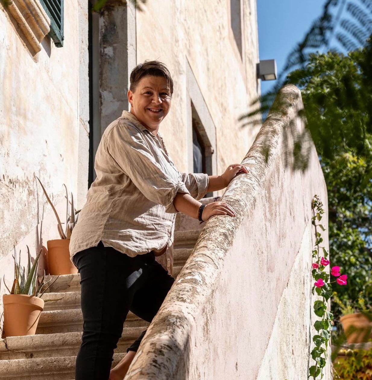 DU ÄR VIKTIGARE NU ÄN NÅGONSIN💚
Det finns inget fel på dig som känner mycket.
Det finns inget som behöver lagas i dig som är inkännande, intuitiv och levande.
Det som ofta saknas är inte styrka.
Det är trygghet att få vara hela dig. Om tryggheten uteblir så skapas det spitting, inte helhet.
När du slutar kriga mellan dina inre röster och istället lyssnar och känner, händer något avgörande.
Den mjuka delen får andas.
Den tydliga delen får leda.
Och barnet inom dig slutar ropa och skrika för att bli sedd, validerad och hörd.
Självledarskap handlar inte om att bli någon annan.
Det handlar om att integrera det du alltid varit genom att tillåta varande, varje dag för riktningen.
När varandet och formen samarbetar skapas ett liv som inte behöver överlevas.
Det kan levas. Fullt. Ärligt. Med närvaro.
Du är inte sen.
Du är inte trasig.
Du är mitt i din återkomst.
Och den börjar med att du väljer dig själv, på riktigt. 🦋
Sätt ett 💚 om det landar rätt
#medvetenhet