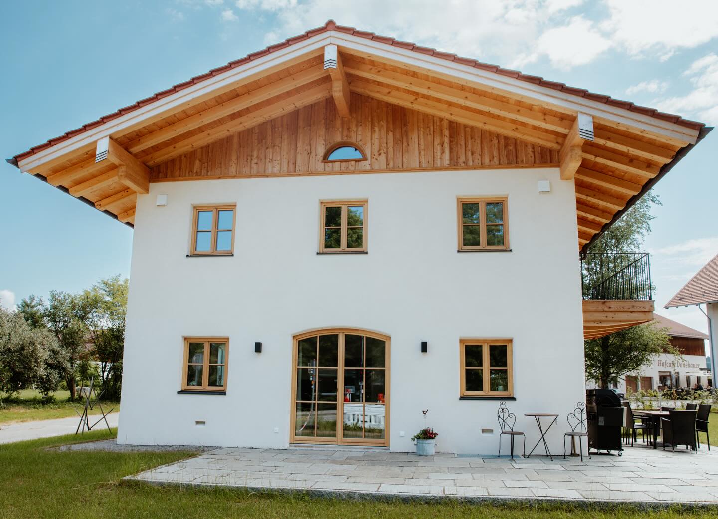 Wohlfühl-Atmosphäre🤎
In Prutting durften wir die Holzbauarbeiten für dieses Wohnhaus umsetzen.
Viel Holz, regionale Materialien und echtes Handwerk – innen wie außen.🏡🏗️
Das Ergebnis: ein Zuhause mit Charakter, in dem man sich einfach wohlfühlt.
Für uns ganz klar: ein echtes Schmuckstück✨
#dachstuhl #hausbau2026 #zimmererarbeiten #zimmereiniederthanner #holzbauarbeiten