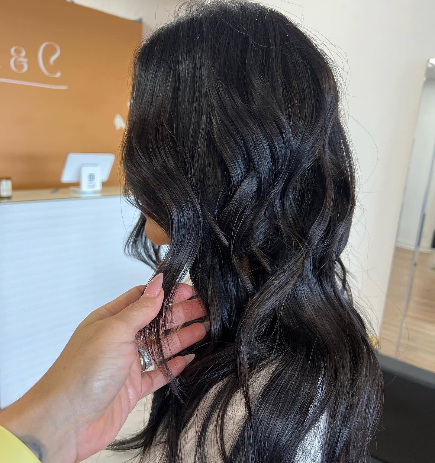🖤 The Elegance of Bold and Black Hair 🖤
Let your hair make a statement that's as strong as you are. Book your appointment today and let our expert stylists work their magic! ✂️🖤
@cinthiaramirez_hairstudio
@knchairstudio