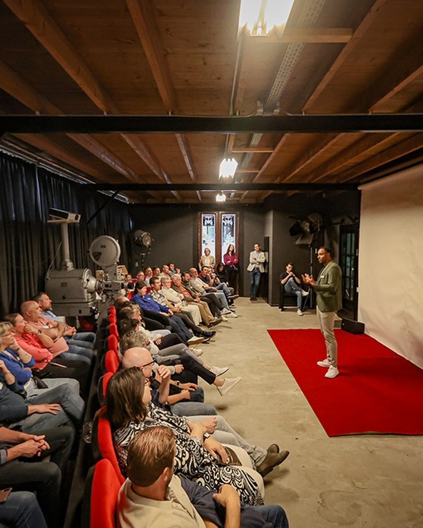 Ik zal maar gelijk met de deur in huis vallen. Ik heb je hulp nodig! 😊
Niet zomaar... ik wil echt even in jouw brein kijken.
Ik ben namelijk bezig om mijn LeaderShift Academy programma’s voor het nieuwe jaar te upgraden om het nog passender te maken voor mijn doelgroep. 💸
Zoals je wellicht weet, help ik ondernemers effectiever te ondernemen zodat ze hun ambities in heel veel kortere tijd kunnen realiseren. Van starters tot aan ondernemers die al aardig draaien, maar verder willen groeien.
Mijn programma’s ontwerp ik graag samen met jouw input. Wat ik denk dat interessant is, is misschien helemaal niet wat jij nodig hebt. Daarom houd ik voortaan een onderzoek onder mijn volgers.
⚡ Ik heb een zelfreflectievragenlijst voor je samengesteld waarmee je inzicht krijgt in jouw effectiviteit in ondernemerschap.
⚡ En nog iets tofs... Omdat jouw antwoorden zo waardevol voor me zijn, verloot ik onder alle deelnemers een plekje in een van mijn coachingsprogramma’s ter waarde van €3000,-.
Yes, je leest het goed. Dit is je kans om jouw bedrijf in 2025 naar een volledig nieuw level te brengen.
Help je me mee?
1. Comment ‘Reflectie’ in de DM
2. Vul het Google Form in.
3. Maak kans op een plek in mijn programma ter waarde van €3000,-.
Héél erg bedankt alvast! Je helpt me hier enorm mee 🙏
Lawrence Paintsil
Performance in Business
| LeaderShift Academy | Business Boost 024 🚀 |
Foto: Henri Doeleman