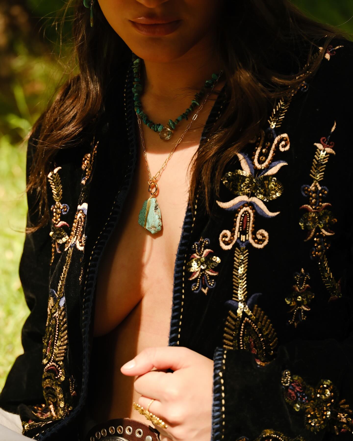 ✨La turquoise capte la lumière et révèle ses énergies.
Pierre de protection et de clarté, elle apaise et guide.
Un talisman brut, libre et authentique, comme chaque femme qui le porte✨
✨
Turquoise captures the light and releases its energy.
A stone of protection and clarity, calming and guiding the spirit.
A raw, authentic talisman — just like the woman who wears it✨
Rendez vous : wwwschadestore.com