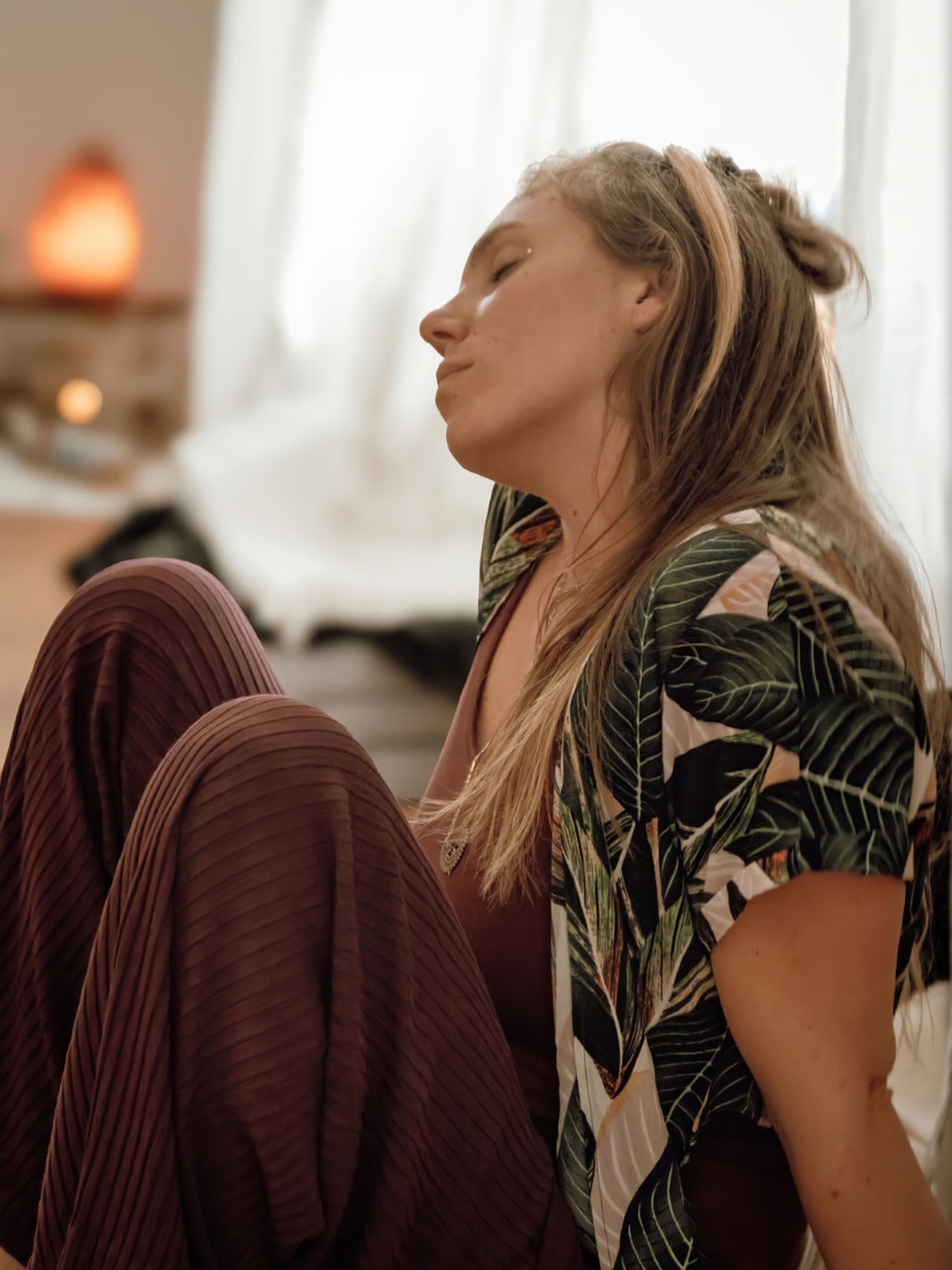 Wenn der Körper sich erinnert…
Sinnlichkeit beginnt dort,
wo der Körper sich erinnert: *Ich bin sicher*
Wenn das Nervensystem langsamer wird,
Zeit zum Be-Sinnen entsteht
und die Sinne wieder wach werden.
In der Hingabe an den Moment darf Kontrolle gehen,
und im Loslassen entsteht Raum für echtes Fühlen.
Berührung wird nährend.
Begegnung wird wahr.
Und das Leben fühlt sich genussvoller an.
✨Dieser Raum von Sicherheit, Verkörperung
und weiblicher Sinnlichkeit
wurde mir im HOLISTIC Woman Empowerment Training
von der lieben @bloom.wild.woman gehalten.
Transformierend. Kraftvoll. Sinnlich.
Tief erinnernd.
Genau diese Verkörperung und Energie
möchte ich nun an dich weitergeben
im Frauenkreis am 21.02. in Reutte ✨
Ein Raum zum Spüren, Erinnern und Sein.
Komm so wie du bist. Ich freu mich auf dich ✨
📅 -> 21.02. | 17 -20 Uhr im @yogastudio.reutte.
Anmeldung unter: https://www.wildflow-yoga.at
📸 @biancastubler_thismoment ✨
WOMAN EMPOWERMENT
FRAUENKREIS
SICHER SEIN
SINNLICH SEIN