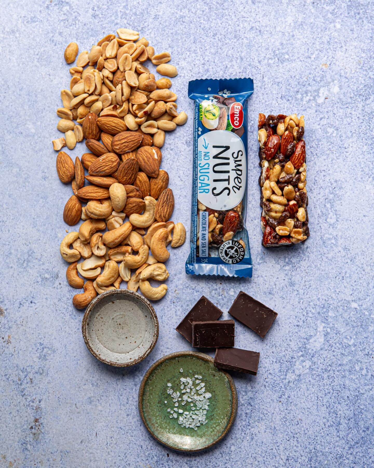 Just nuts, chocolate and salt. Will you give it a try?🤩
#emco#emcoglobal#snack#bars#nutbar#chocolate#nuts#seasalt#evenhealthythingscanbedelucious
