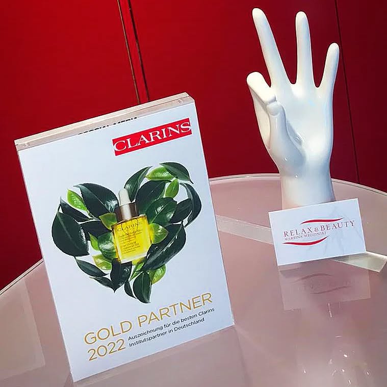 🍀Claris GoldPartner 2022 - Danke @clarinsgermany 🙏😍
#kosmetik #clarins #relax #beauty #waghäusel #heidelberg #mannheim #karlsruhe #schwetzingen #bruchsal #makeup #fashion #wellness #creme #goldpartner #red #40Jahre