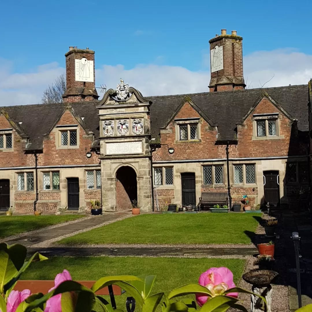 Took me a minute or two to clock the two sundials (pun intended ... obvious once you spot them ..!)
And a bit longer to actually read them ๐คโฒ๐
#historicengland
#almshouses #etwall #sirjohnportalmshouses
