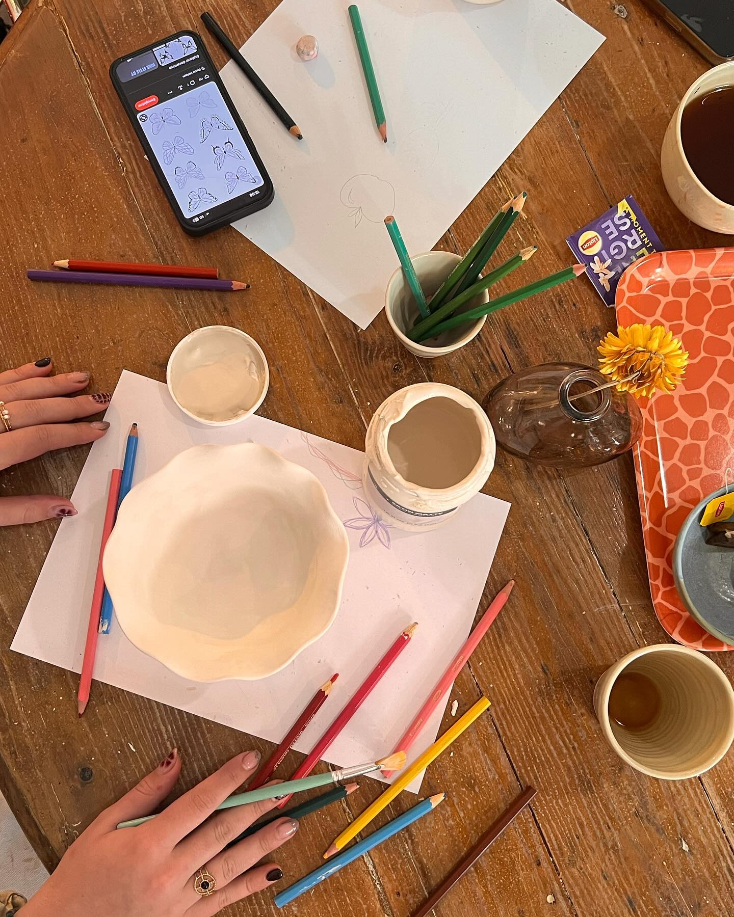 Vous chercher une super activité à faire en famille pendant les vacances ? 🙄
Nous vous accueillons de 5 à 99 ans ! Pour passer un bon après-midi créatif réservez vite votre créneau via le lien dans notre bio.
À tres vite chez Artifice ☀️
#ceramique #art #diy #enfants #vacances #vacancesenfamille #peinture #toussaint #poterie