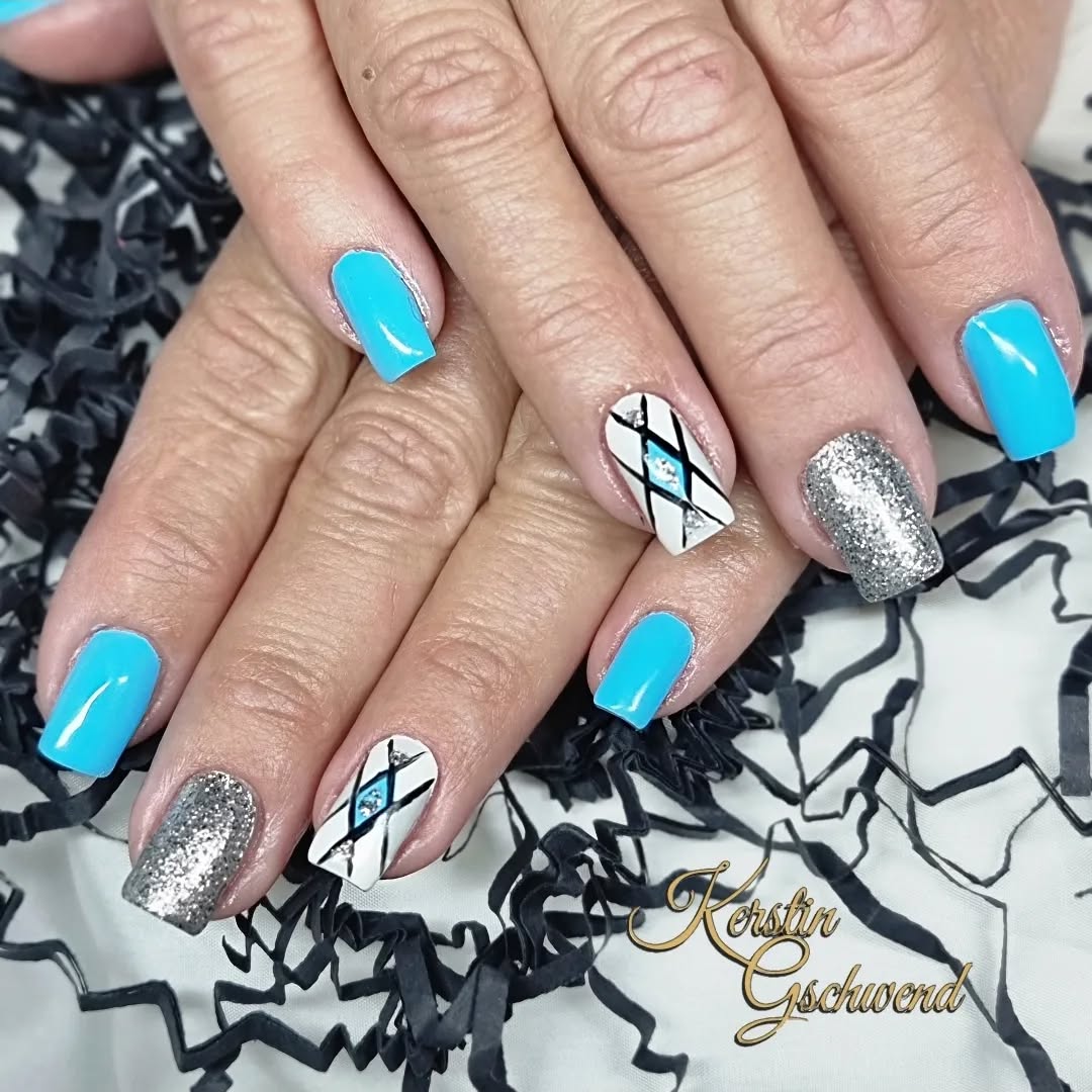 Ein Kundenwunsch mit Malerei. Ist mir gelungen, was sagt ihr?
#bernnails📍
#gelnails
#nailart
#naildesign
#nailstyle
#manicure
#glitternails
