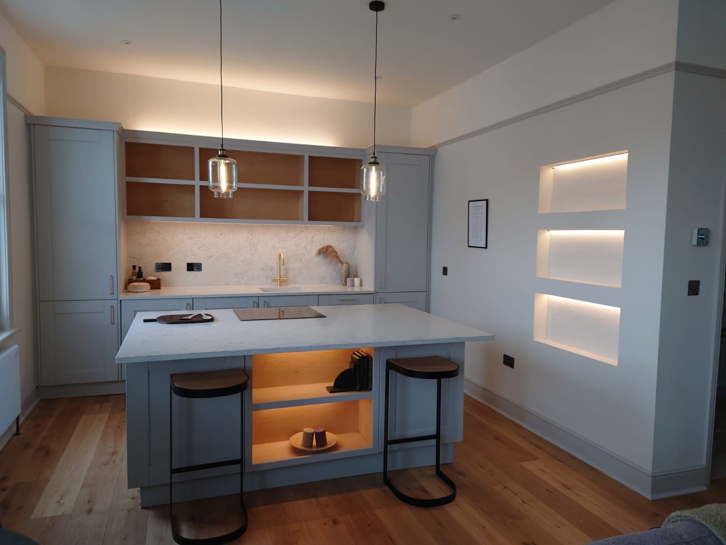We love a kitchen island & breakfast bar, perfect for casual dining or socialising. #hastingsproperty #stleonardsproperty #breakfastbar #kitchenislands
