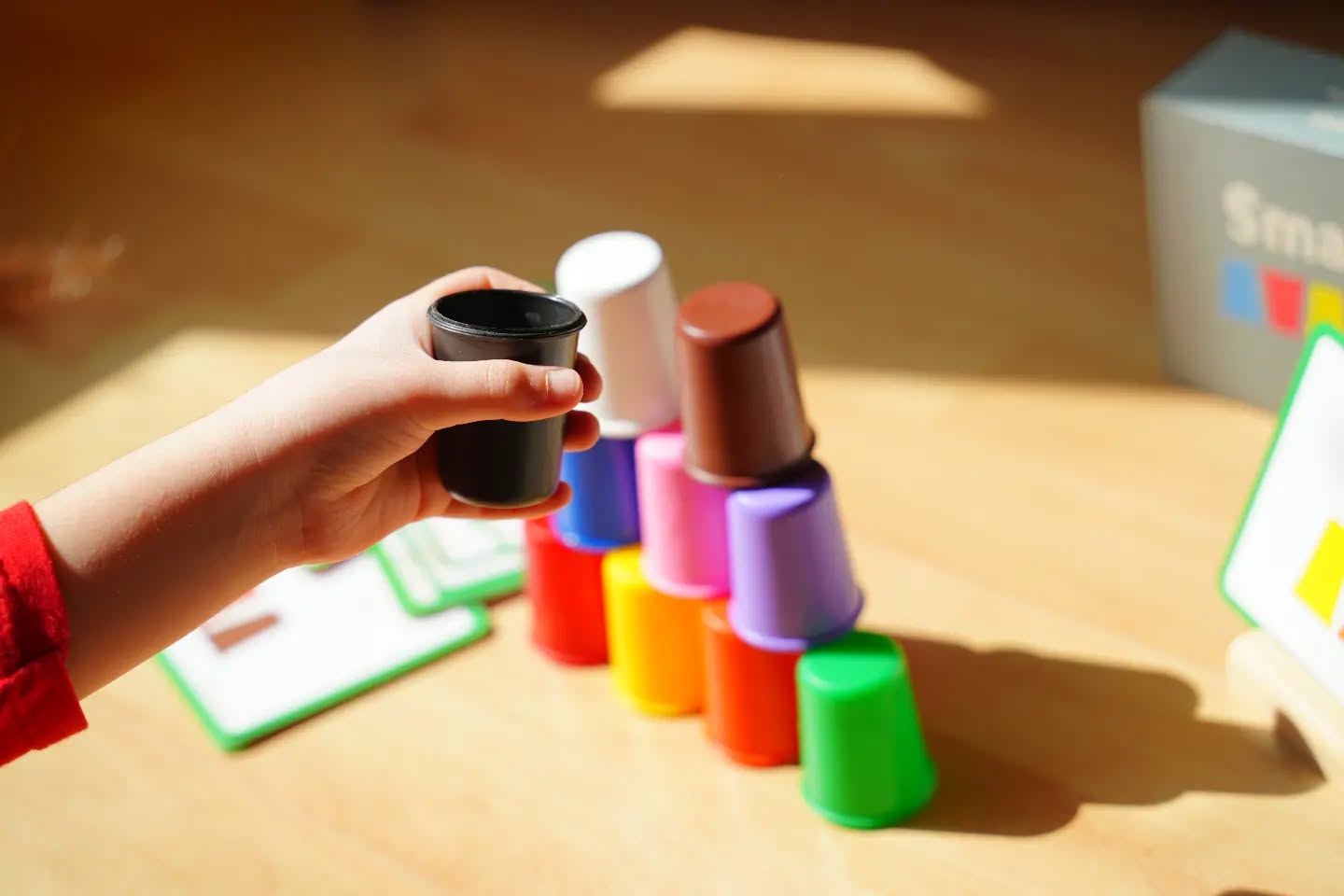 Smart Cups
Easy to hold with little hands
Smart Cups set embraces multiple educational models including Montessori and Waldorf. This is the perfect educational toy to keep your child busy at any time. They can be taken anywhere: when travelling, at home, school or nursery. Its rich colours and different playing methods can stimulate children's imagination, promote children's practical skills and easily create interesting models.
