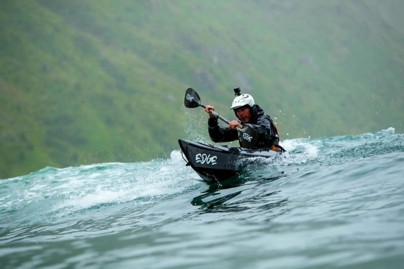 Nyhet!! Edge Kayak! Saltstänk i ansiktet! Pulsen upp! Edge kayak levererar när det är stökigt i brytet - snabba kantbyten, trygg surf och max lekfaktor☀️ För dig som drar ut på havet när det blåser upp. Edge är en liten och nätt kajak som även kan beställas i 3 delar, perfekt att resa med, styva i garderoben eller i segelbåten. Edge har även bevisat att rollen fungerar till perfektion. I skrivande stund har vi beställningar i produktion- vill du också beställa och få leverans till våren, hör av dig! Mer info: https://nautopp.shop.textalk.se/kajaker/edge-kayak-waveplay/