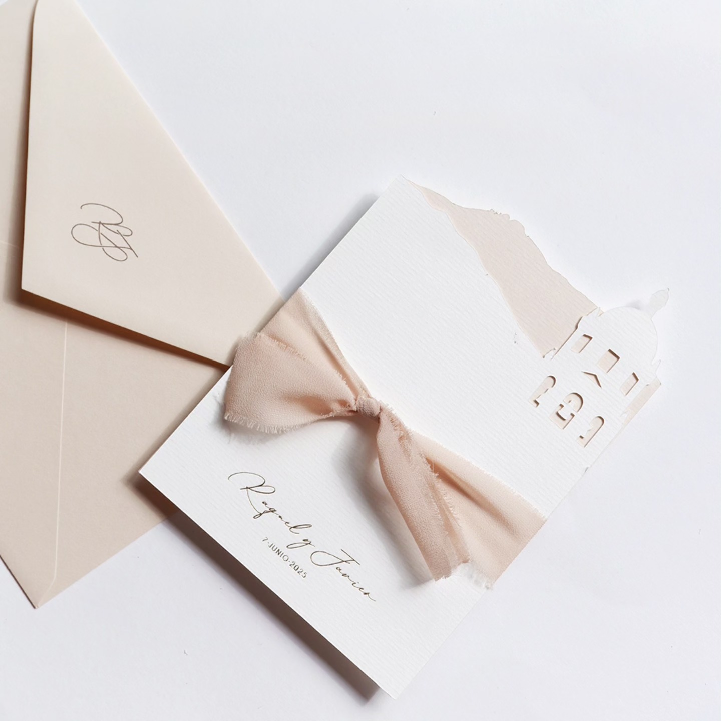 ✨ Mañana se casan ✨
Y hoy queremos compartir con vosotros algo más que el diseño de sus invitaciones.
Conocer a Raquel y Javier ha sido uno de esos regalos inesperados que te deja el trabajo. No solo confiaron en nosotros para dar forma al primer pedacito tangible de su boda —esa que empieza cuando llega la invitación—, sino que también nos dejaron una huella profunda con su historia, su forma de quererse y la ilusión que pusieron en cada detalle.
Diseñar para ellos ha sido como colarse en un pedacito de su universo: sincero, bonito y lleno de significado.
Gracias por permitirnos formar parte de algo tan especial.
Mañana empieza vuestro gran día, pero para nosotros, ya sois inolvidables desde hace tiempo. 🤍
#DiseñoDeInvitaciones #BodasConAlma #HistoriasQueInspiran #InvitacionesDeBoda