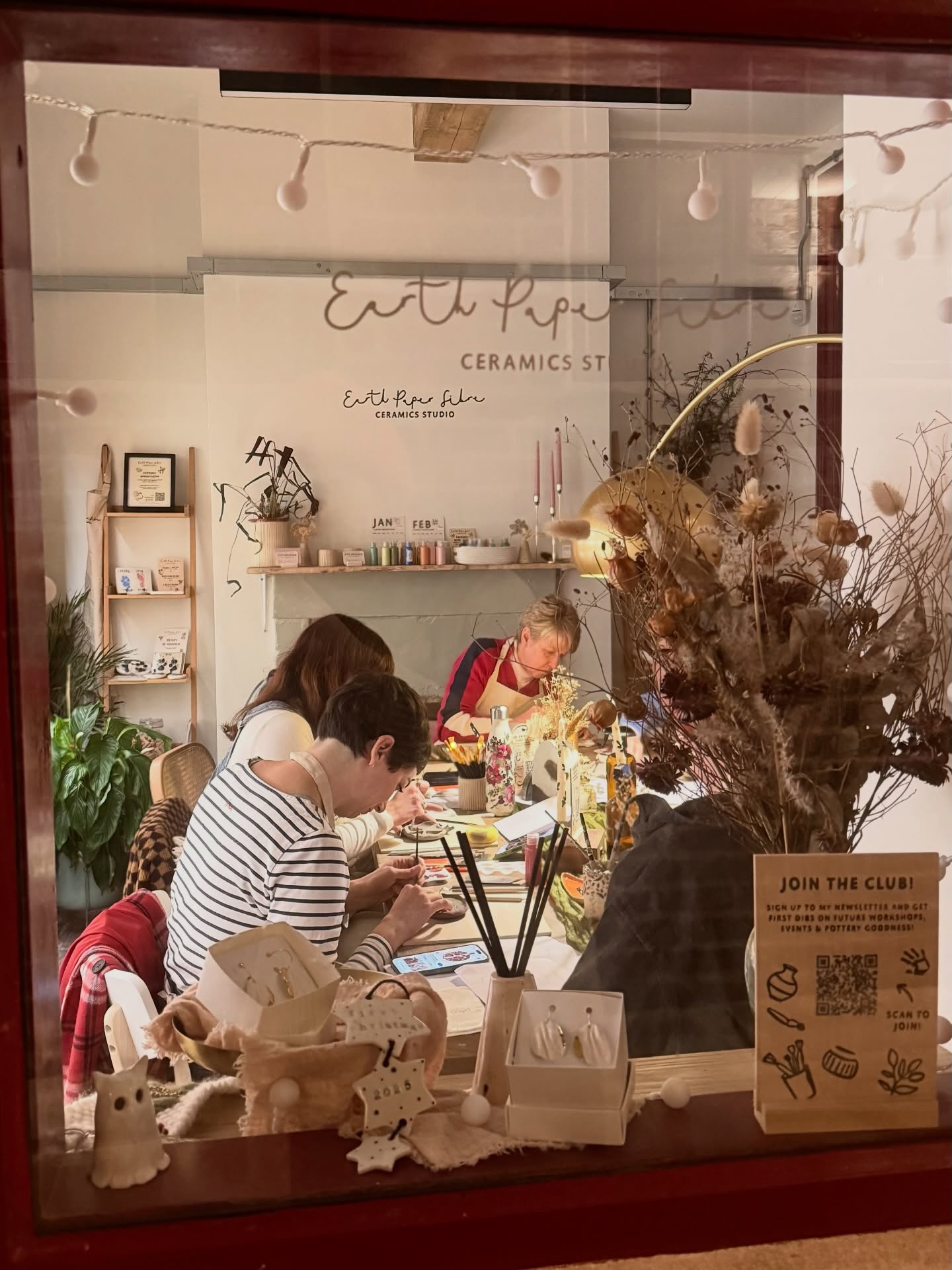 4 months in 🌿
January was quiet in the shop but full in other ways 🍊
Fully booked workshops, fruit & leaf plates, spooky pet ghosts, surprise strawberry kiwis 🥝, cosy workshop nights, familiar faces and words of encouragement
Very grateful for all of it ✨💖