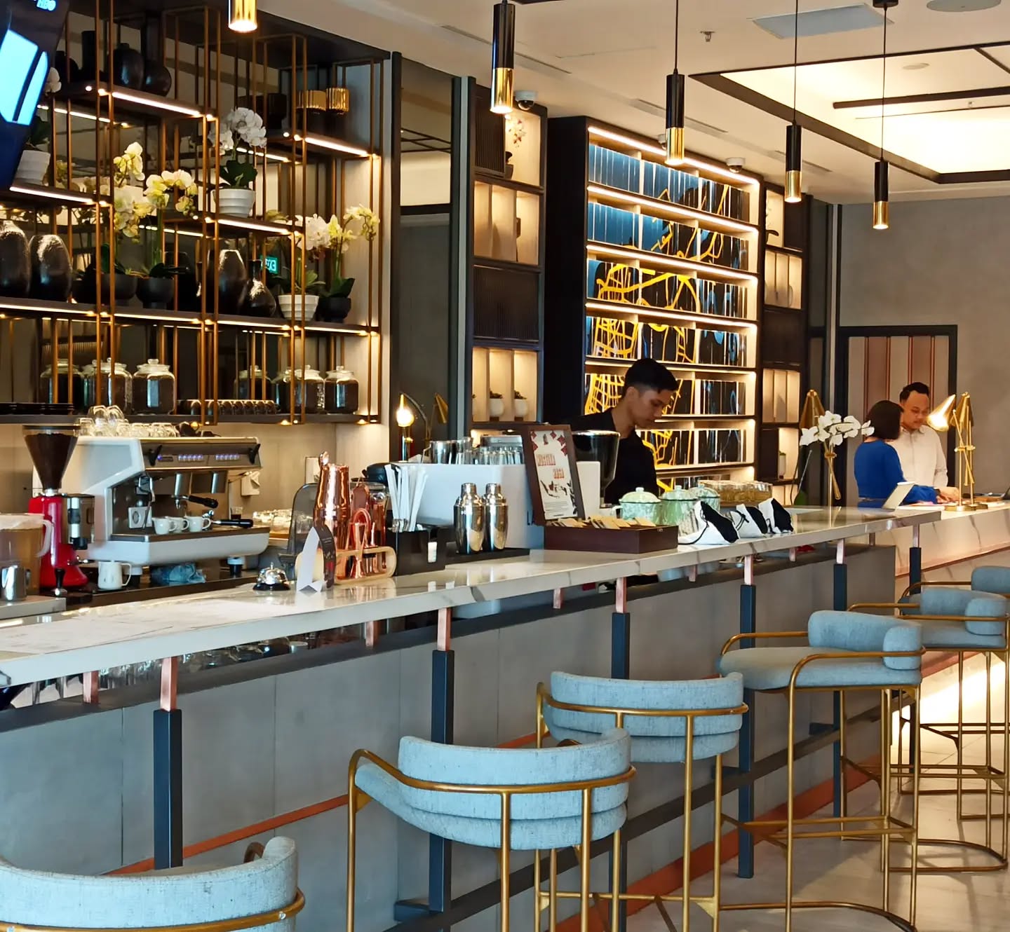 Hanya di @hyattplace.makassar check-in dengan suasana lobby yg stylish dan wangi kopi asli Indonesia ☕️