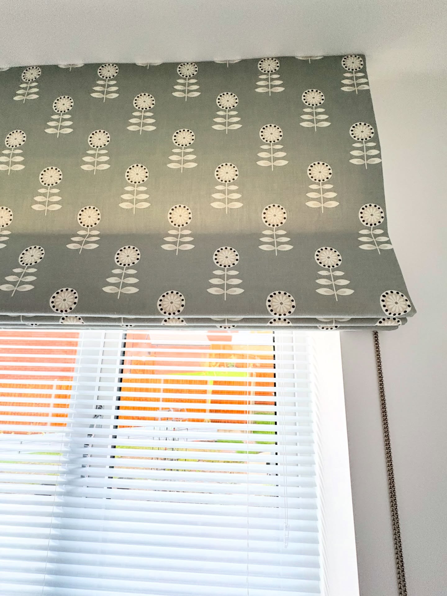 Recently fitted this lovely little blind for a dressing room. It’s been nice to get back to Roman blinds after what felt like months of huge pairs of curtains!…. Interlined as standard - blinds are all hand sewn and fully child safe. Fabric from @chathamglyn. #romanblinds #dressingroomdecor #persimmonhomes #malvernrise #worcestershire