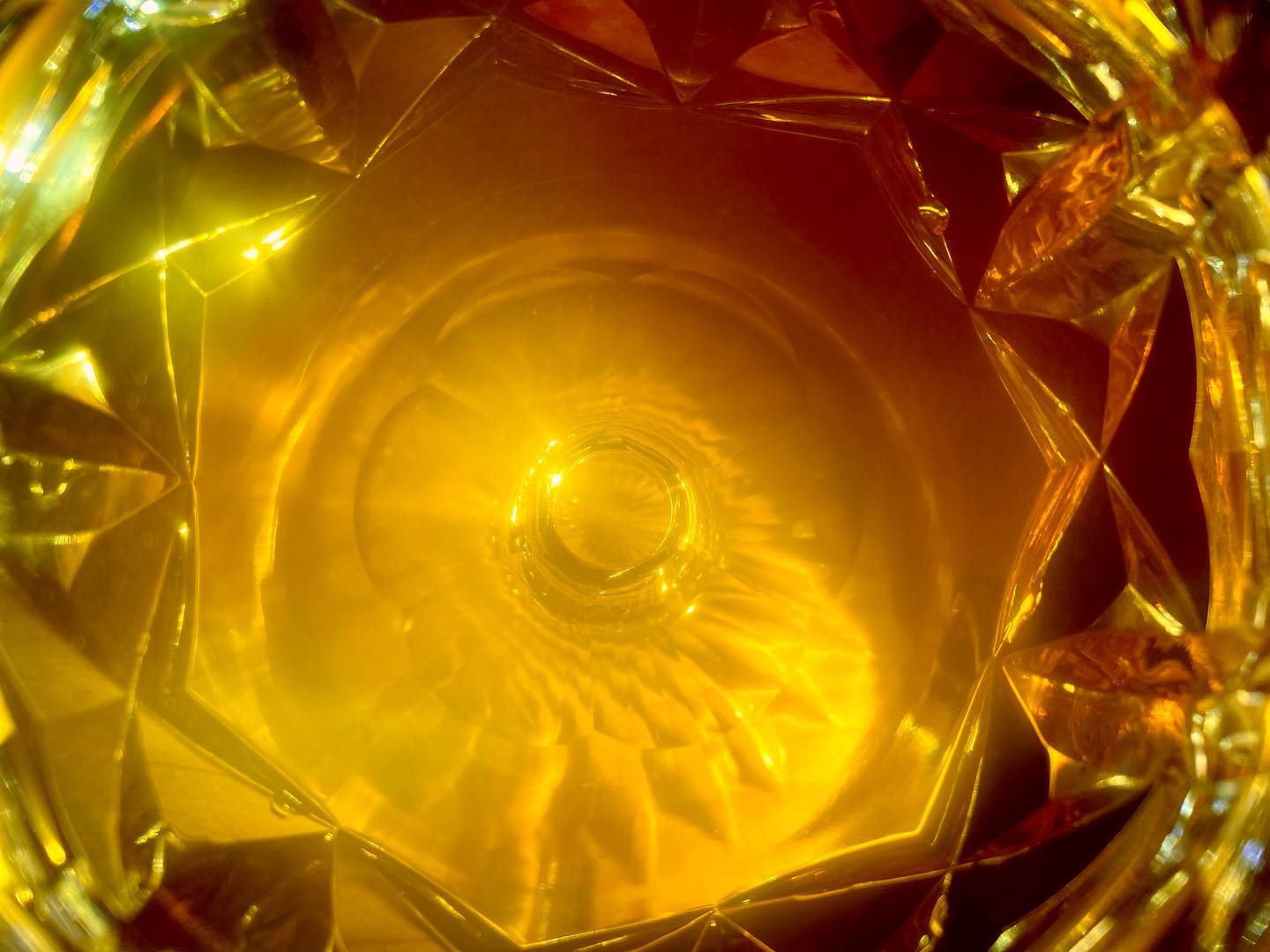 A golden spring sunrise where the haze of the nights mist is almost all but cleared, that is the beautiful colour of @littlepomona Dead Flowers Cider. Check out my review at www.malvernmusings.com link in Bio
.
.
.
.
.
.
#golden #gold #amber #saffron #yellow #cider #apple #crystal #beautiful #colour #sunrise #hazy #drink #herefordshire #pommelier